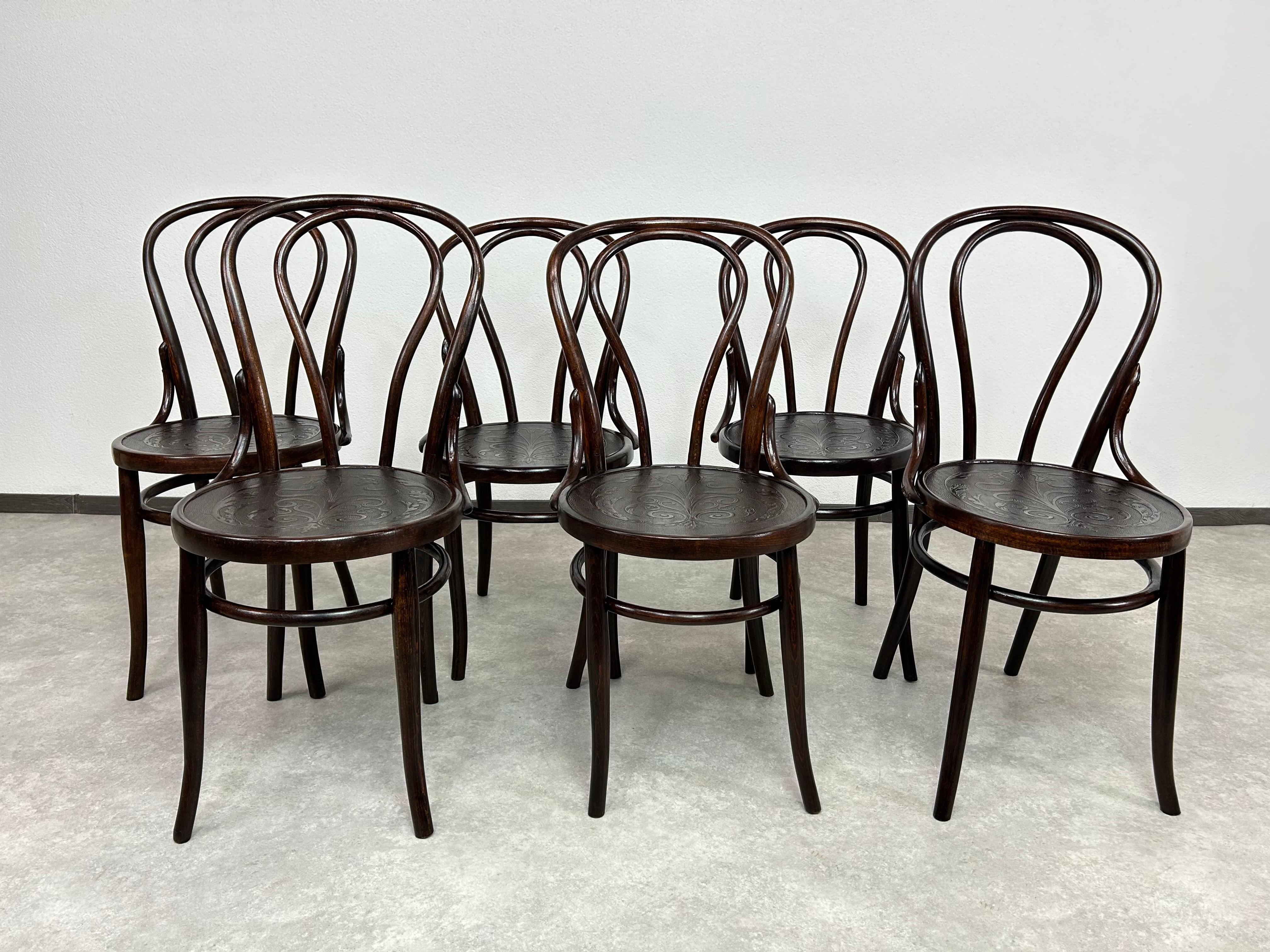 Set di 6 sedie per sala da pranzo n. 18 di Thonet. Colorato e lucidato a regola d'arte. Queste sedie di oltre 100 anni fa dimostrano di essere state realizzate a mano. Ognuno di essi è unico nella sua forma e in alcuni difetti di bellezza. Nessuno è