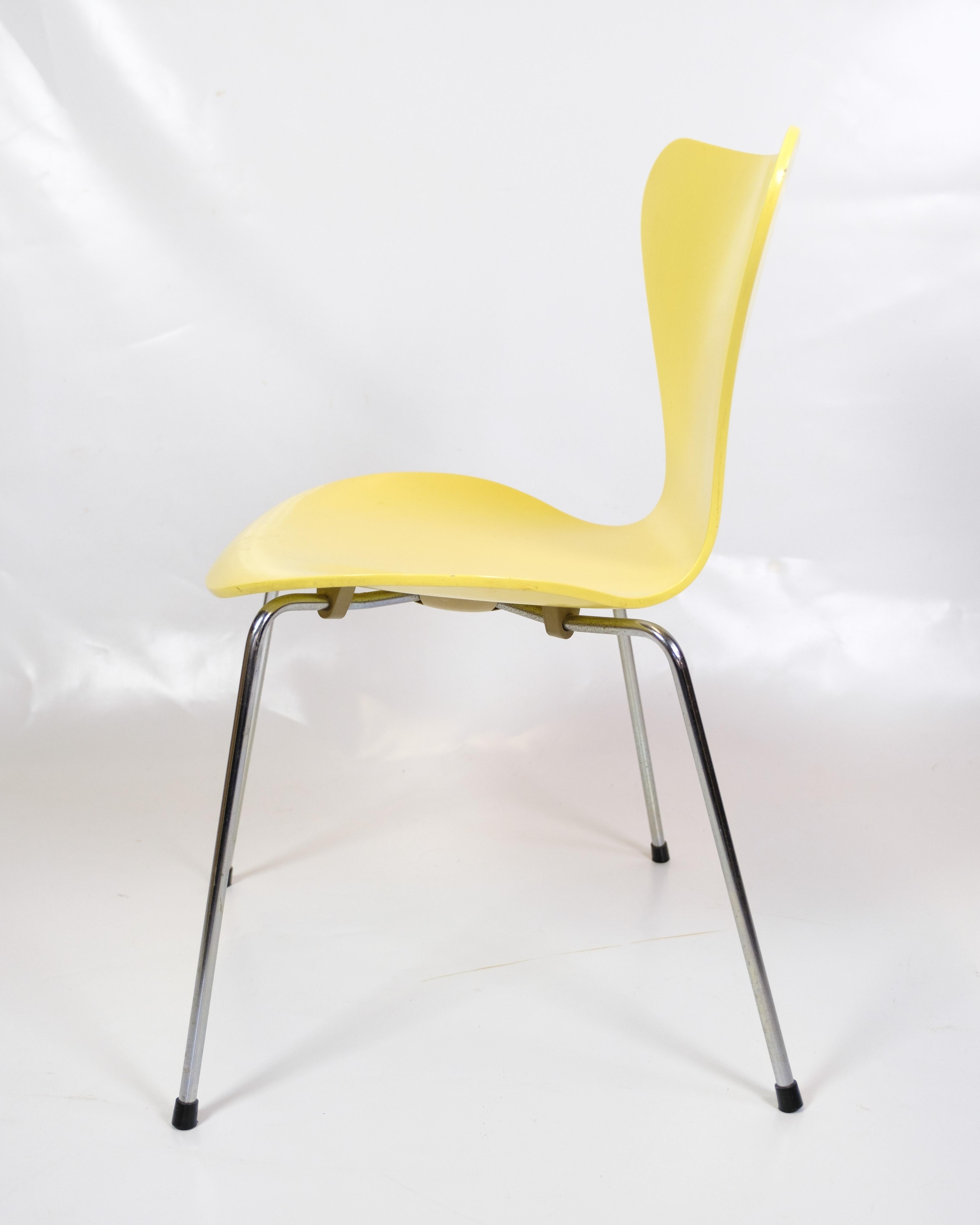 Late 20th Century Set Of 6 Dining Table Chairs Model 3107 In Yellow By Arne Jacobsen From 1990s For Sale