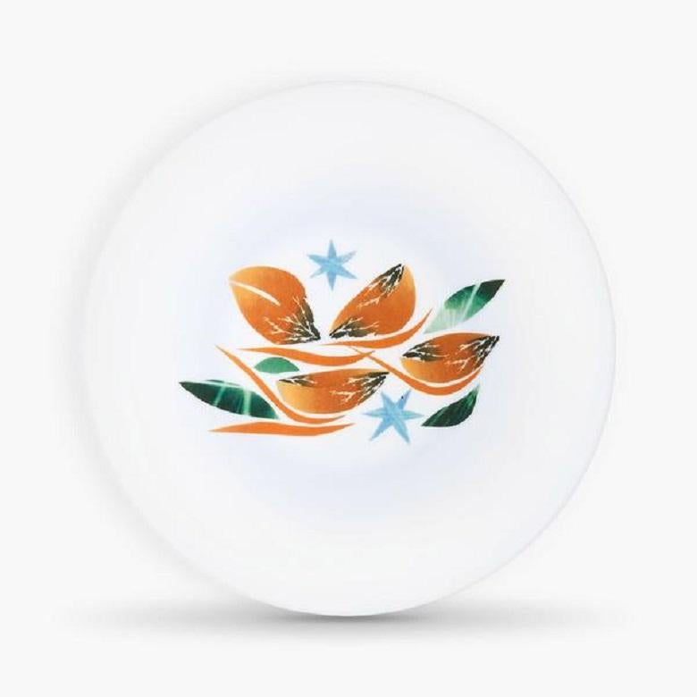 Box gift of 6 dinner plates with the silk-screened creations of the paper collages of the french Chef Alain Passard. A creation inspired by his recipes of cream of pumpkin with purple mustard, the fricassee of chanterelles and red endive with