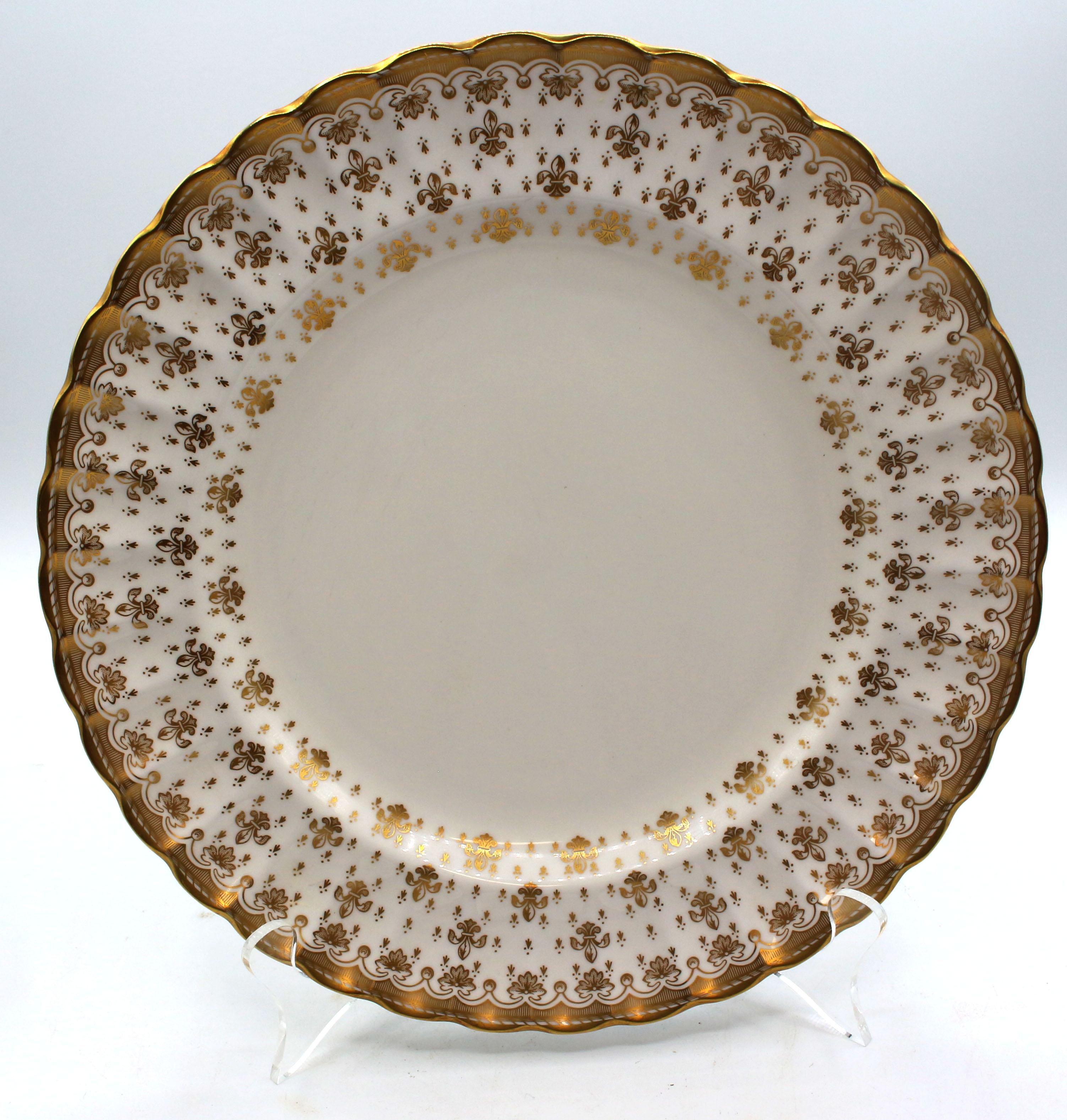 Set of 6 Dinner Plates, Spode's Fleur de Lys Gold, Mid-20th Century, bone china. Fine gilt decoration. Discontinued pattern. Fine condition.
10 3/4