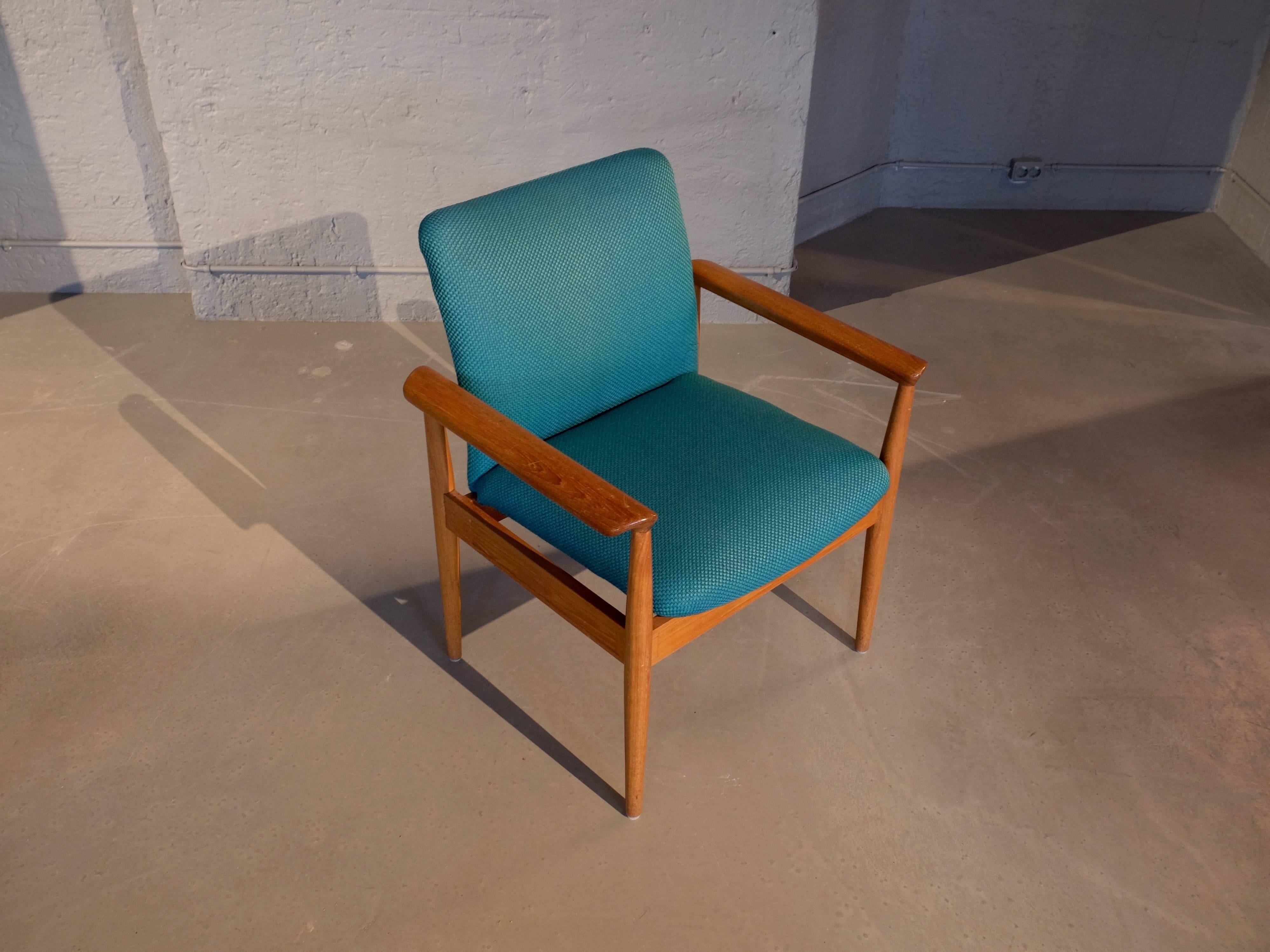 Set of six diplomat armchairs by Finn Juhl for France & Son.
One of the six chairs has a higher back, see pictures.
Listed price is for all six chairs.