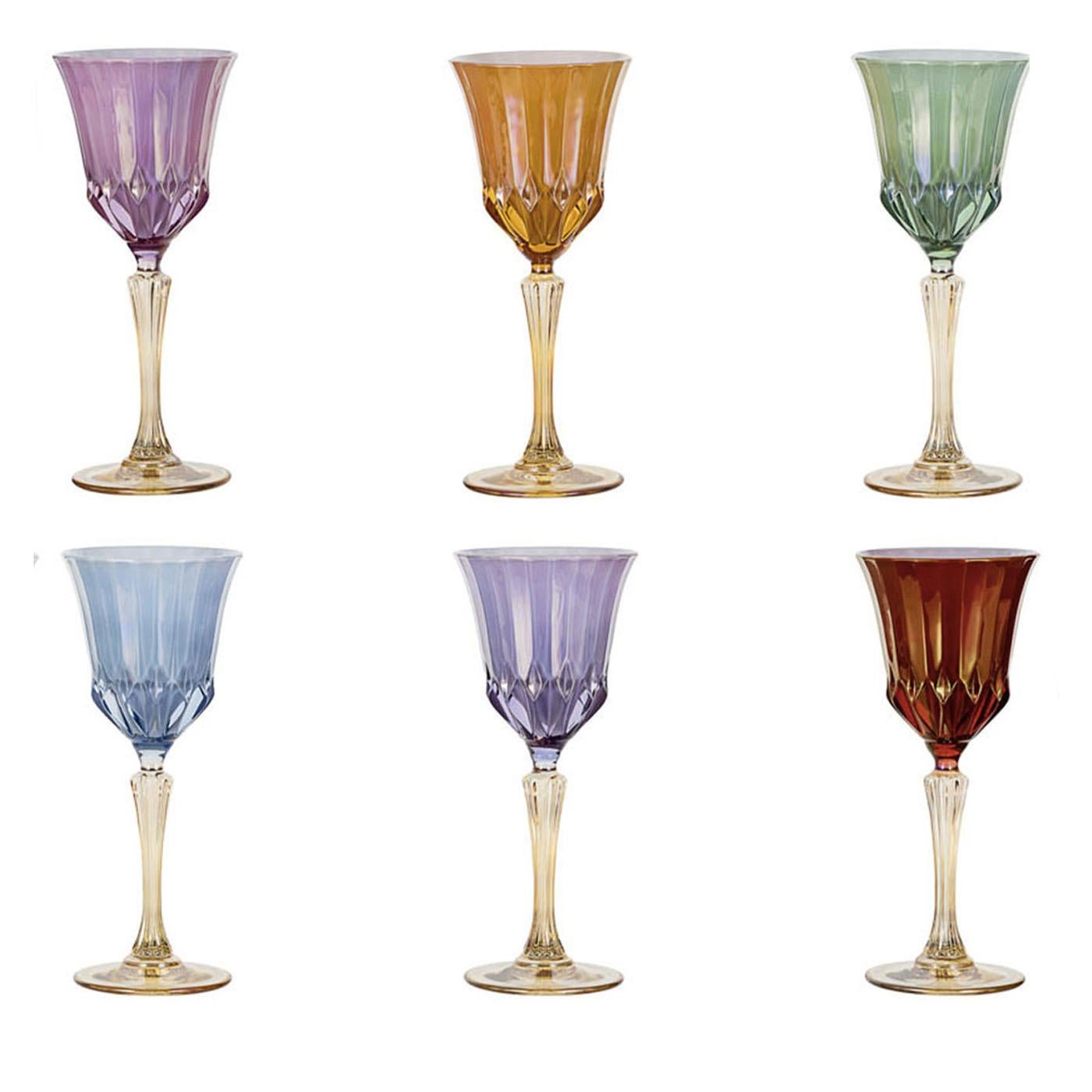 Each of these elegant 18cl liquor chalices come in a different vivid color and are made entirely by hand. They add a touch of luxury to any home.