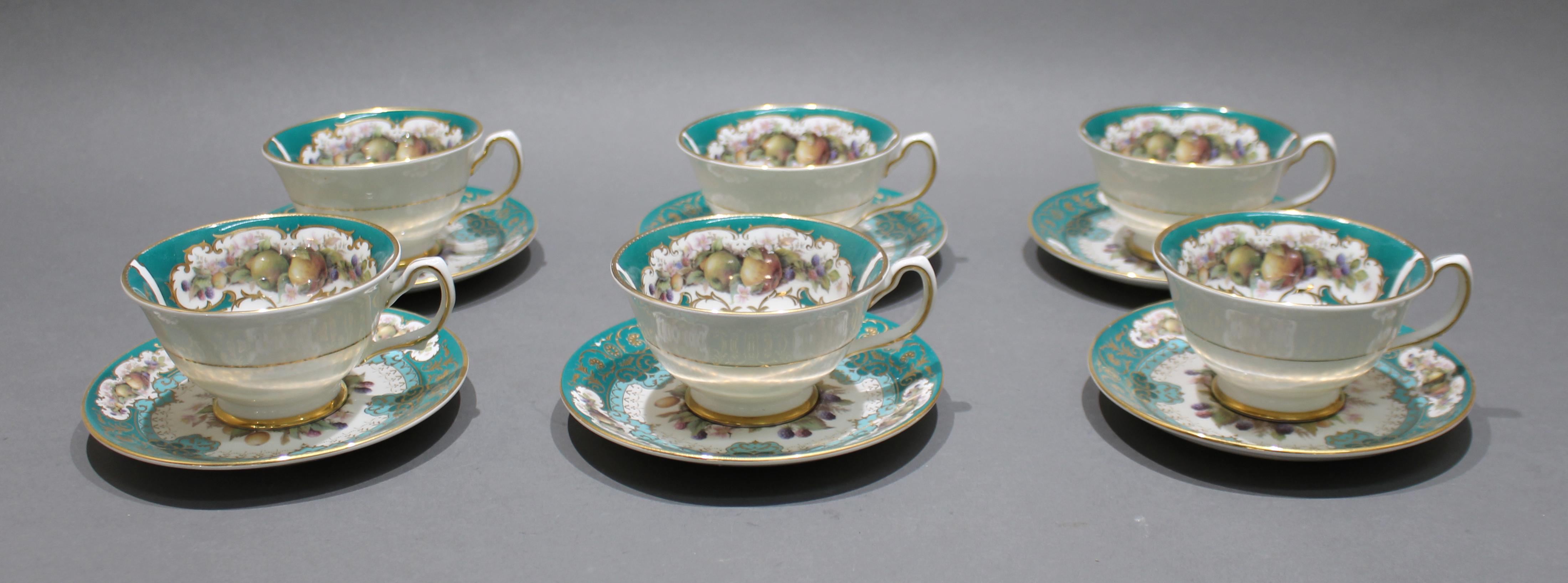 Set of 6 Duchess tea cups & saucers Chatsworth Collection


Vintage mid 20th c.

Duchess fine bone china

The Chatsworth Collection

Made in England

Set of 6 tea cups & saucers.

White & green ground with fruit decoration and profuse