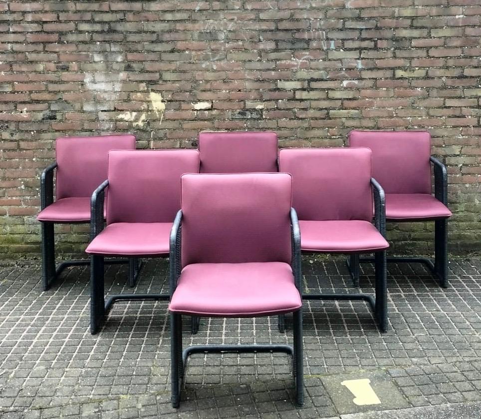 Satz von 6 Dutch Design Esszimmerstühlen hergestellt von Luit van der Helm Design Ca. 1985 Holland. Die Stühle haben ein schwarzes Gestell aus Korbgeflecht und eine lila/rosa Polsterung, die aufgrund von Flecken und anderer Abnutzung am besten