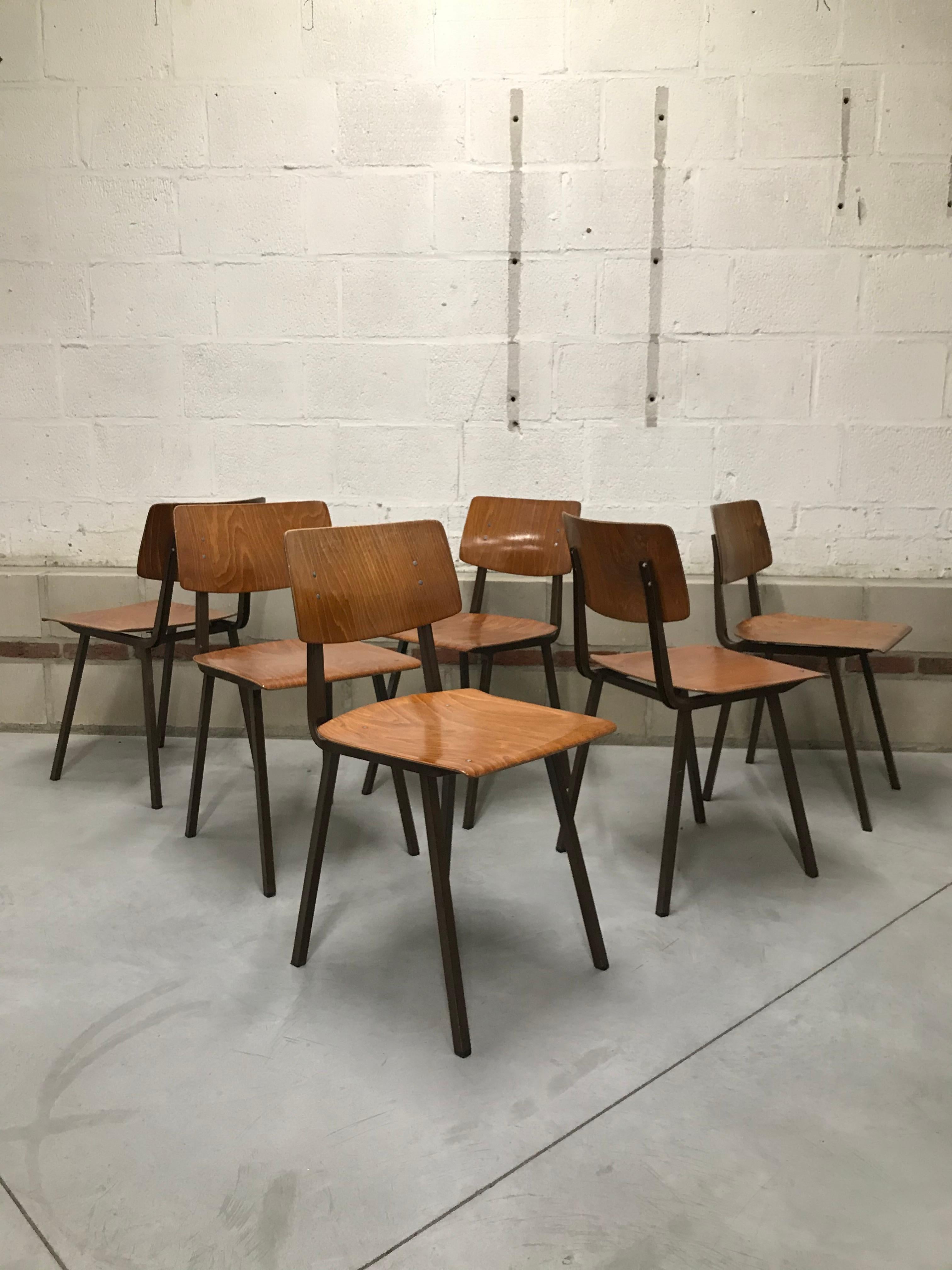 Set of 6 1950s Marko Dutch school chairs, made from metal and pressed wood.
The height is 79.5 cm, width is 39.5 cm, the diameter is 41 cm and the seat height is 45.5 cm.