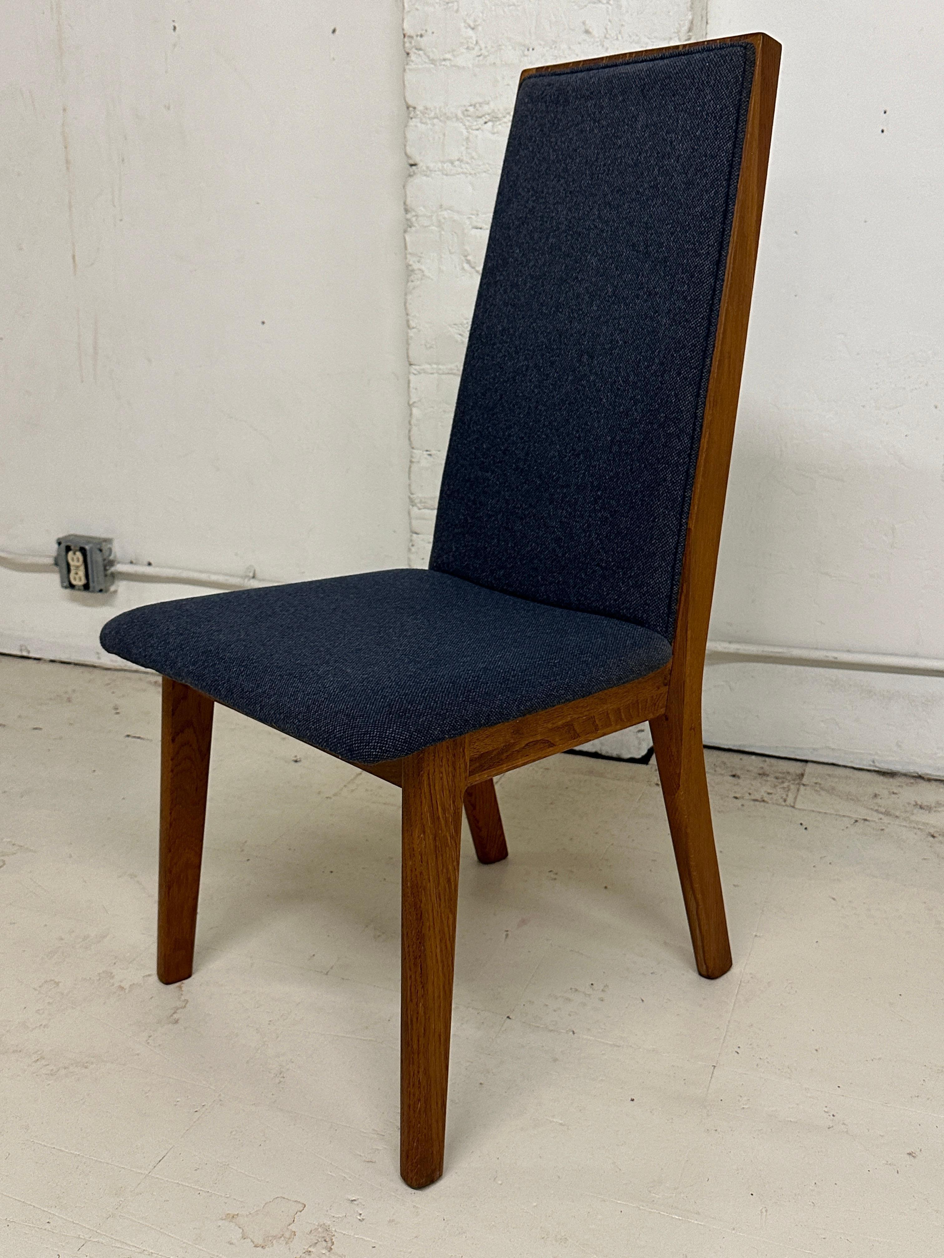 Cet ensemble de six chaises de salle à manger danoises a été fabriqué dans les années 1970 par le fabricant danois Dyrlund. Ils incarnent l'essence de l'esthétique moderne danoise du milieu du siècle. 
Dyrlund, pionnier du mouvement moderne du