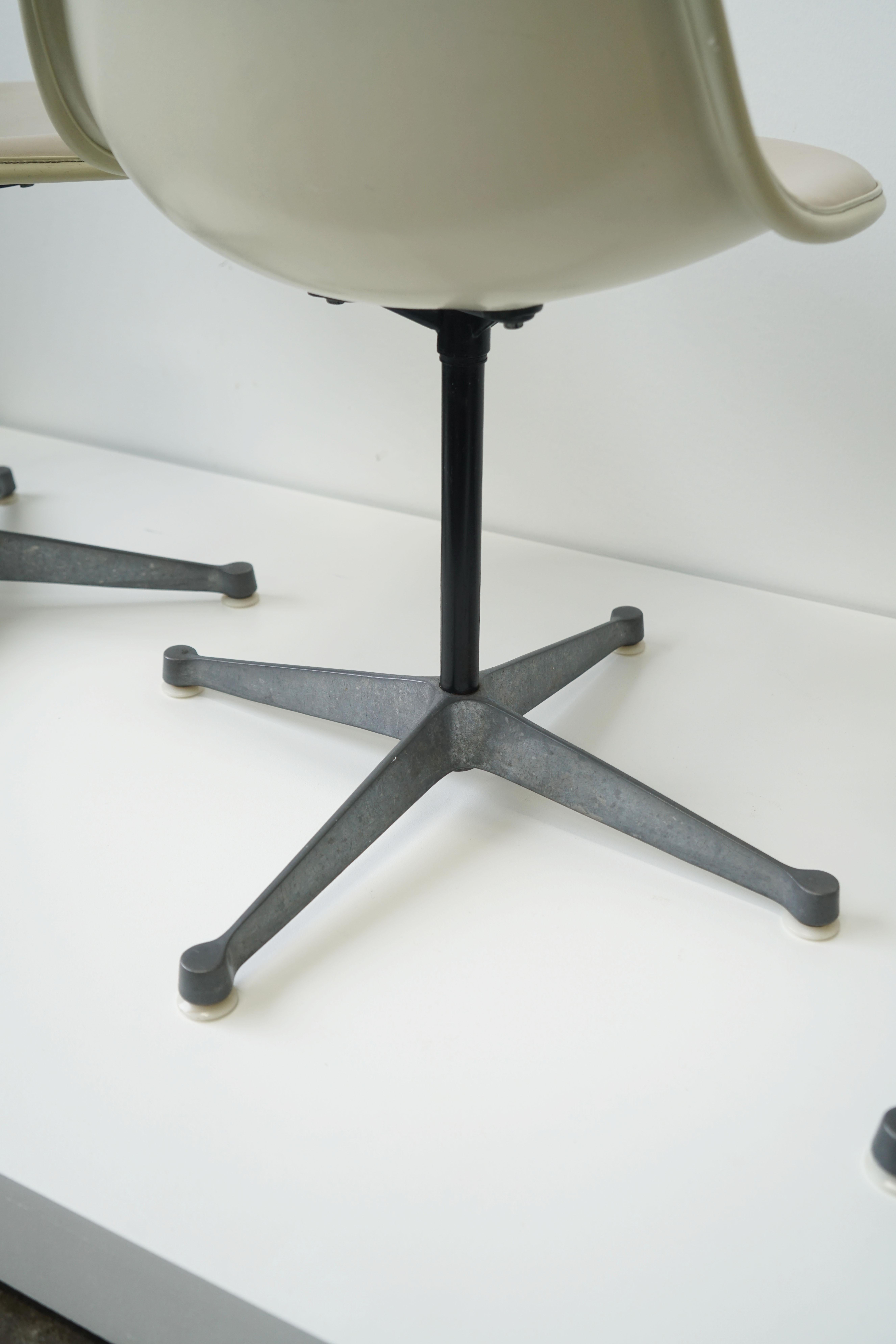 Ensemble de 6 chaises Eames PSC pour Herman Miller avec tissu d'ameublement  en vente 4