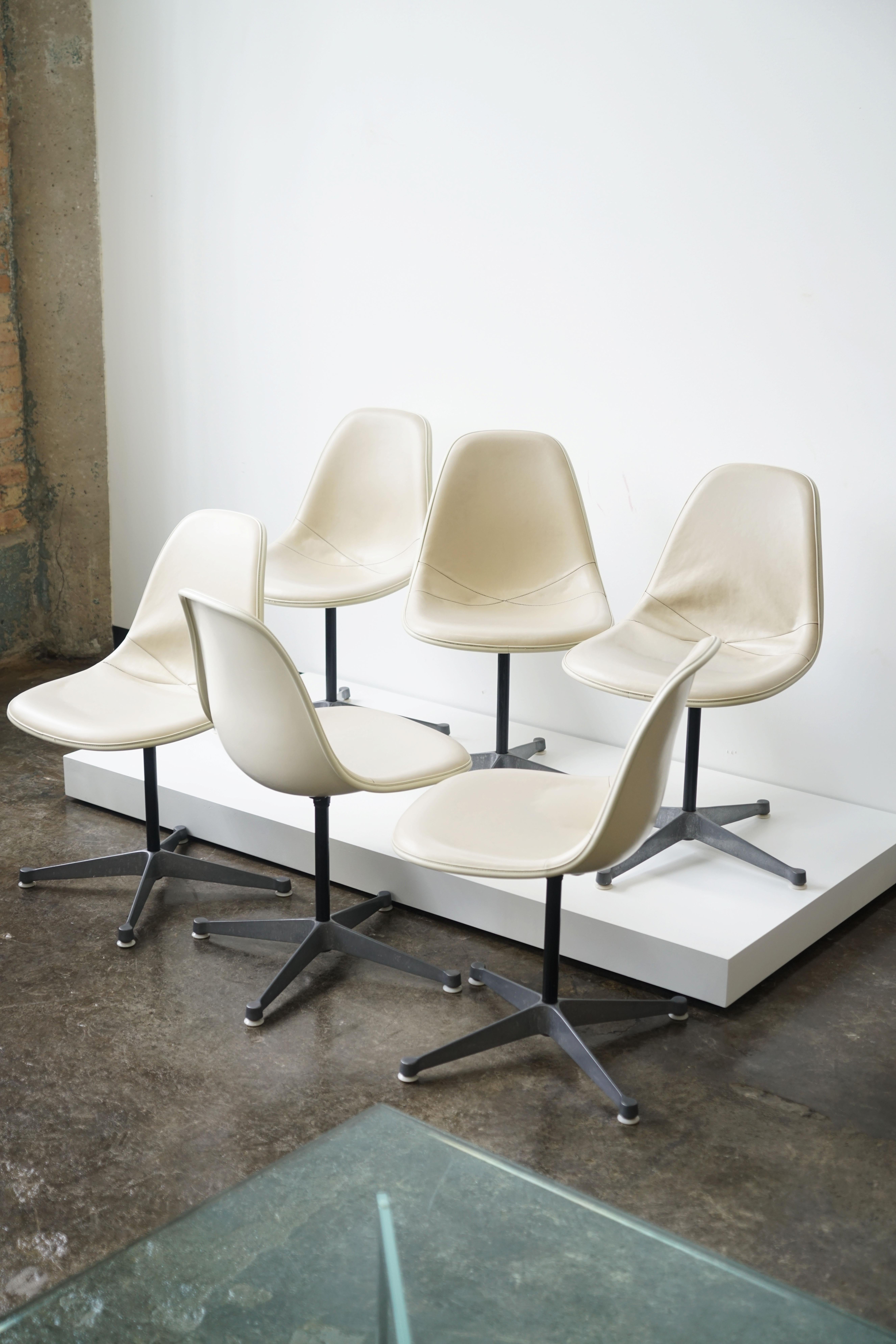 Ensemble de 6 chaises Eames PSC pour Herman Miller avec tissu d'ameublement  en vente 10