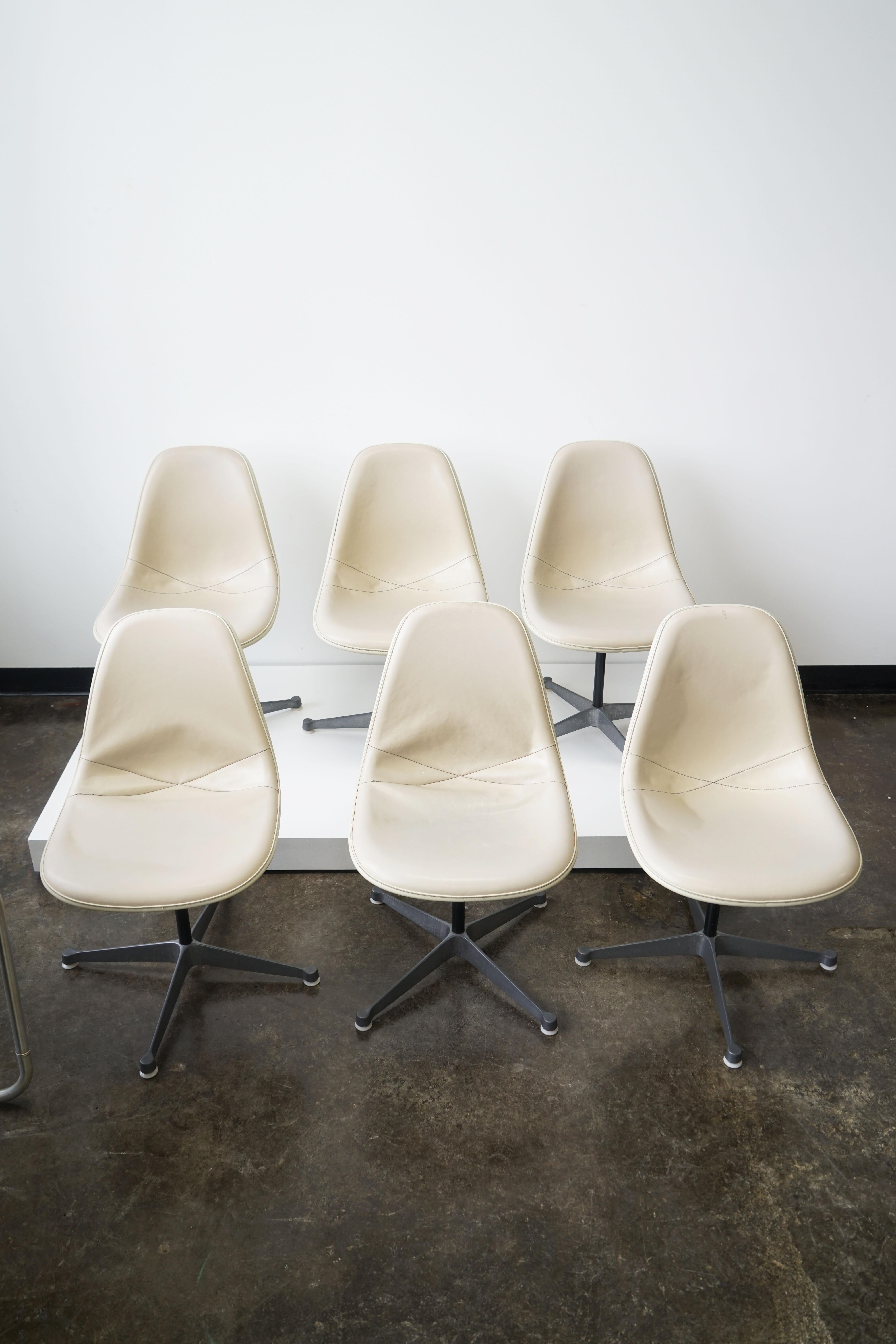 Mid-Century Modern Ensemble de 6 chaises Eames PSC pour Herman Miller avec tissu d'ameublement  en vente