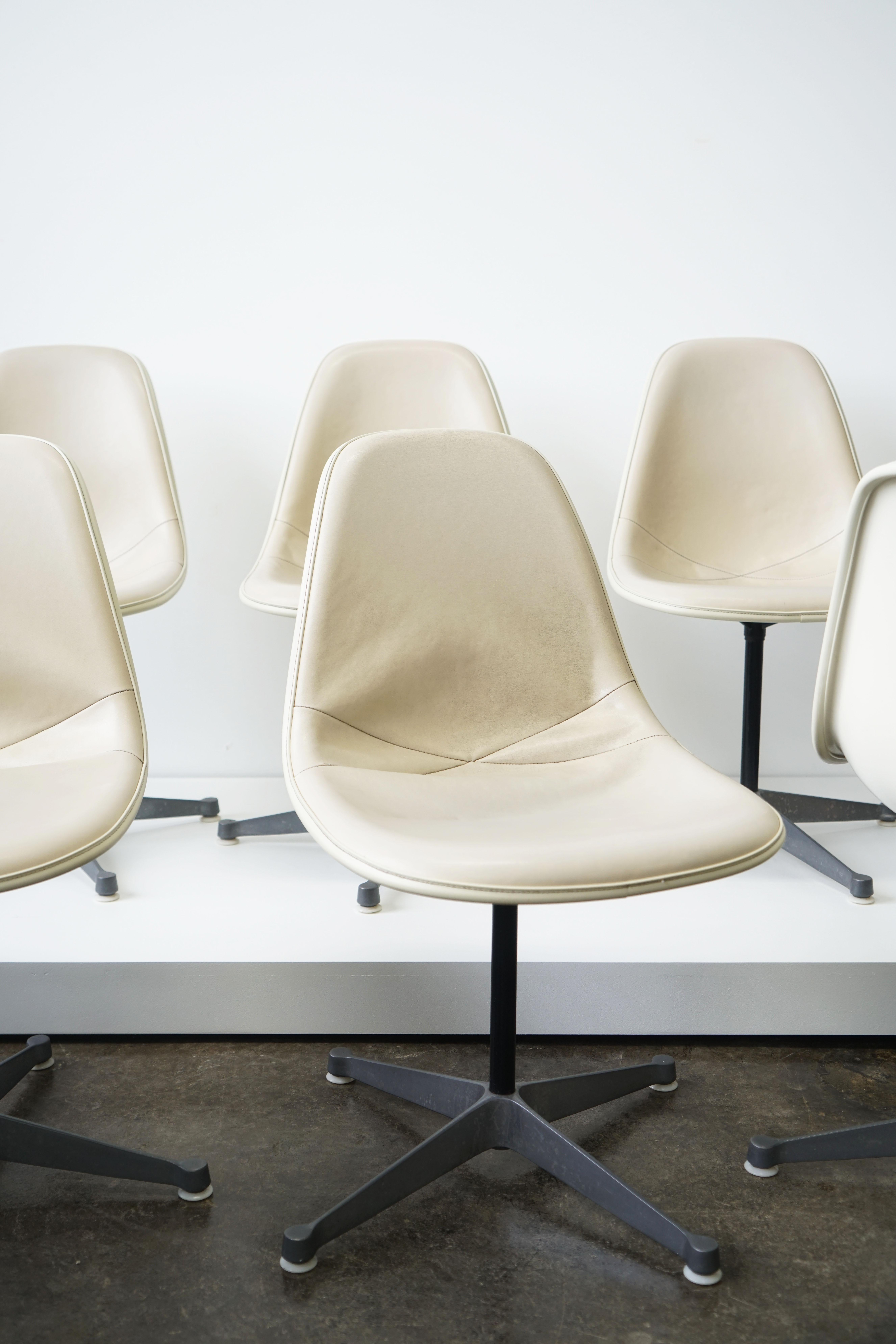 Ensemble de 6 chaises Eames PSC pour Herman Miller avec tissu d'ameublement  Bon état - En vente à Chicago, IL