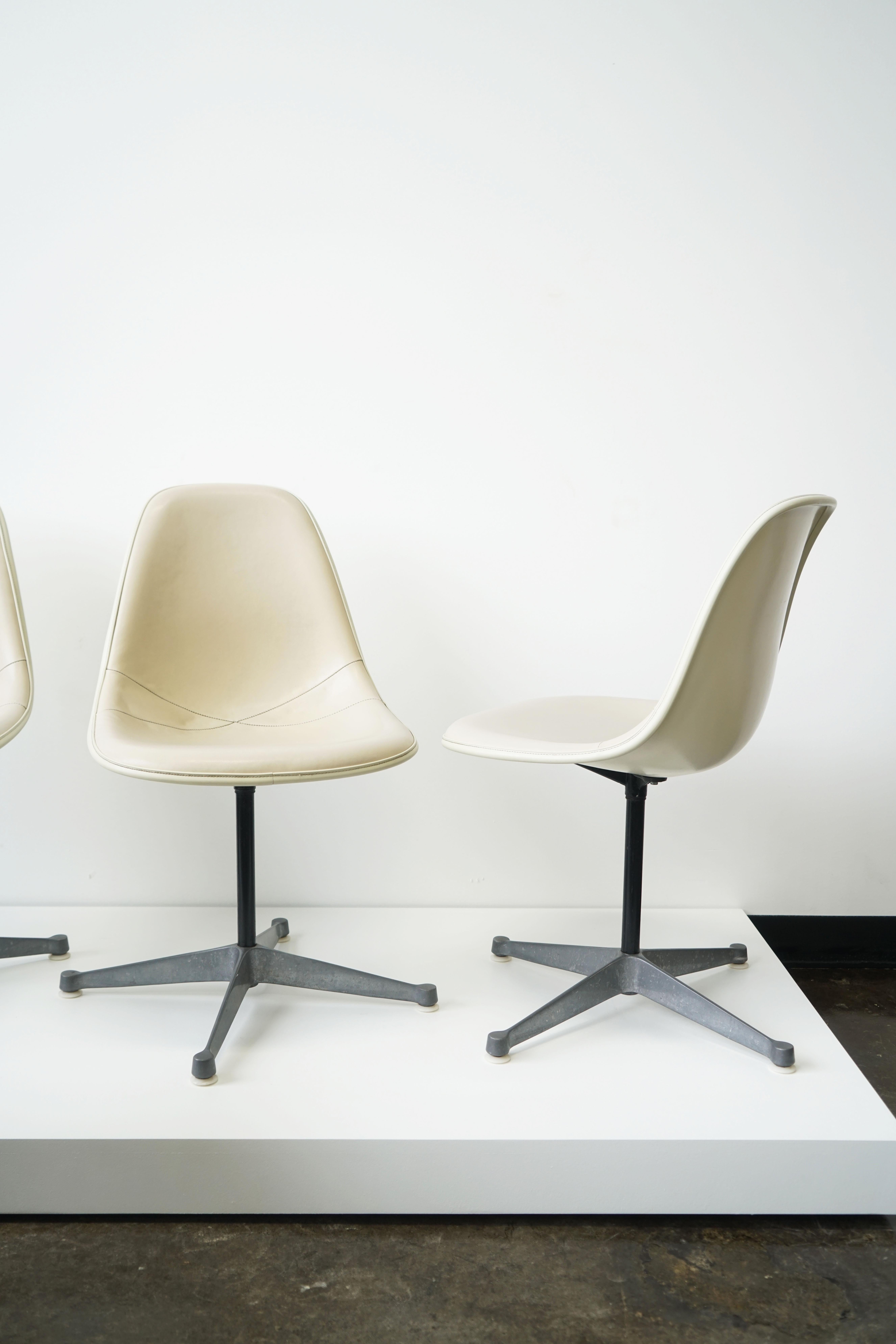 Mid-Century Modern Set of 6 Eames PSC Chairs for Herman Miller with Upholstery For Sale