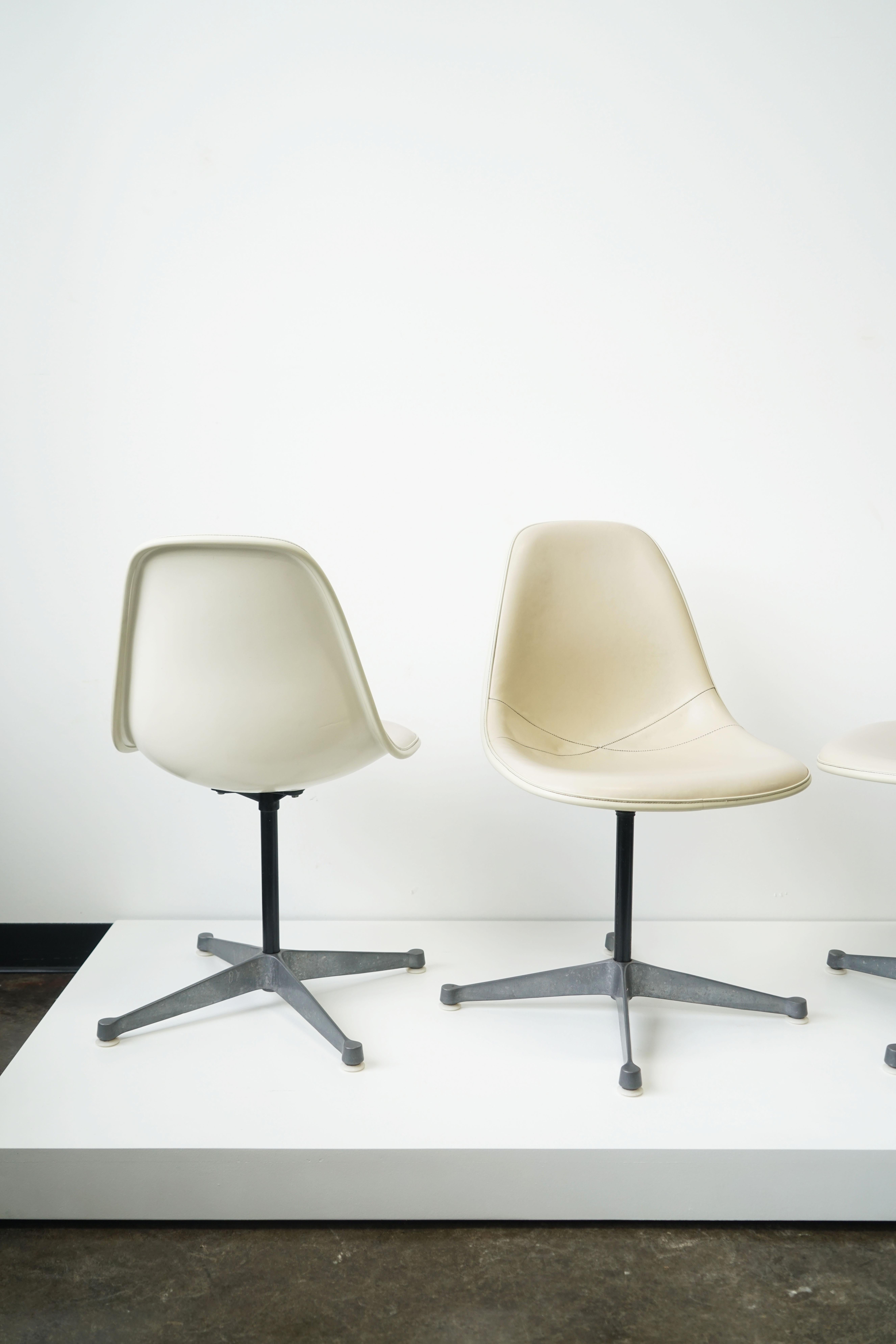 Fibre de verre Ensemble de 6 chaises Eames PSC pour Herman Miller avec tissu d'ameublement  en vente