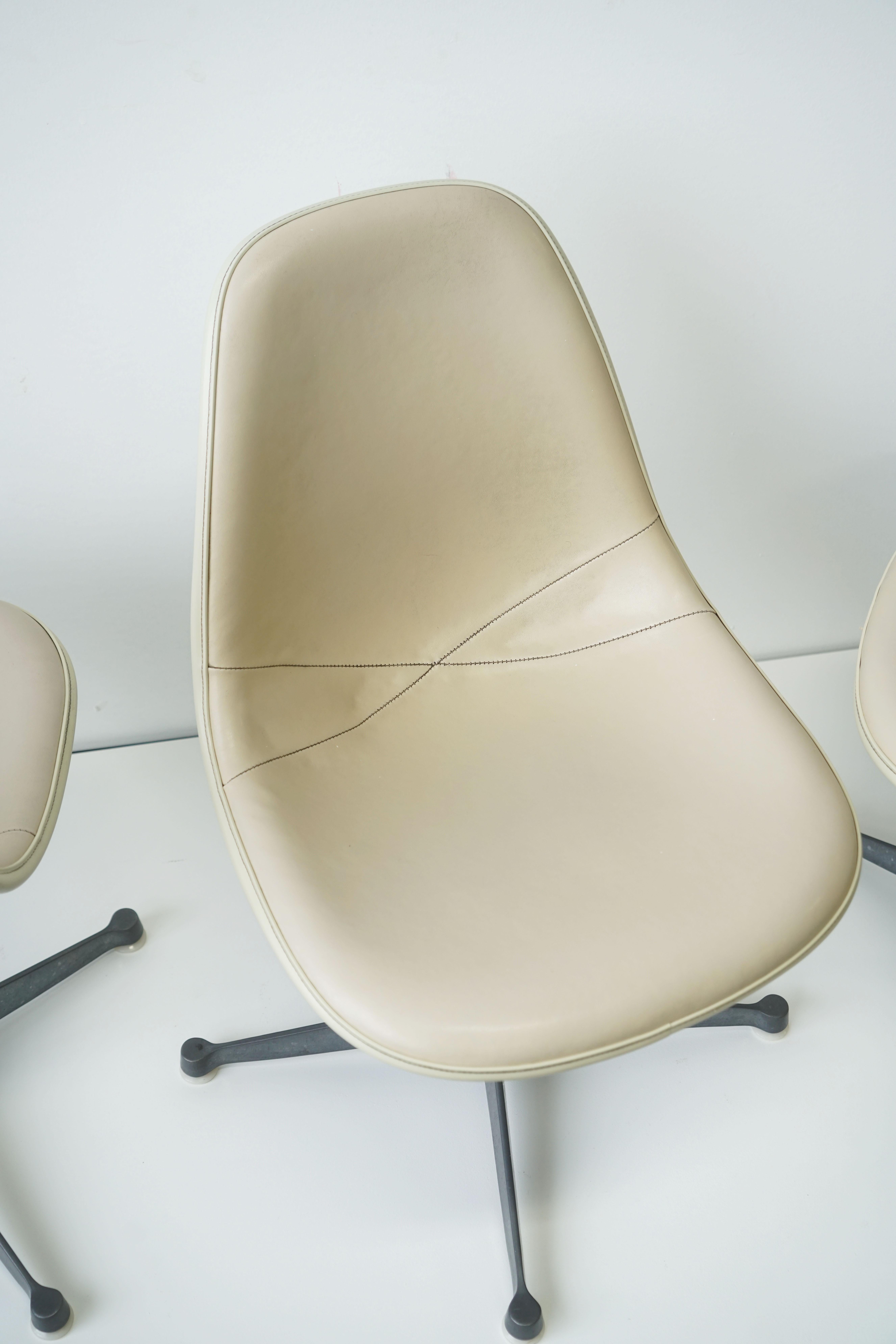 Ensemble de 6 chaises Eames PSC pour Herman Miller avec tissu d'ameublement  en vente 1