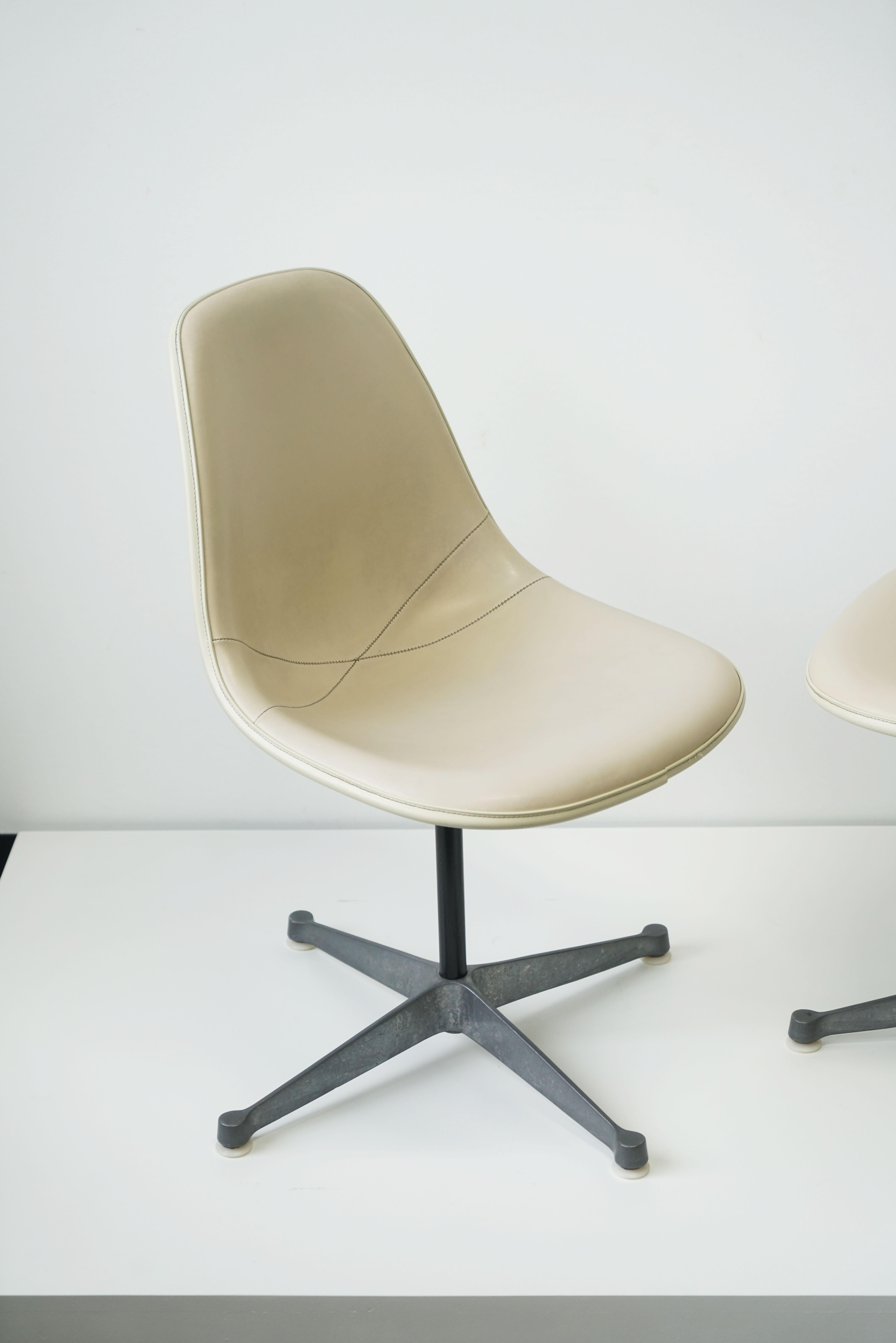 Ensemble de 6 chaises Eames PSC pour Herman Miller avec tissu d'ameublement  en vente 3
