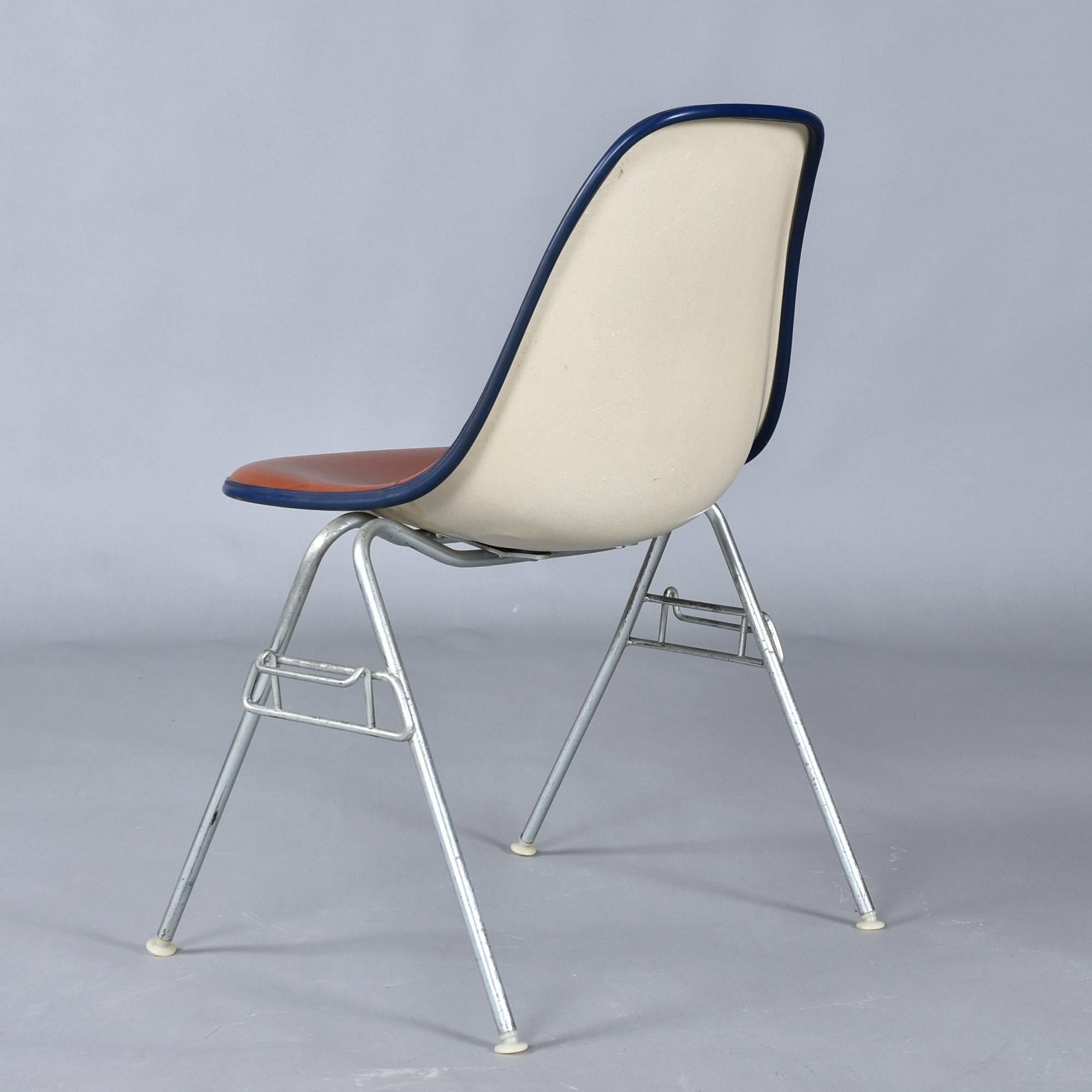 Set di 6 sedie Eames impilabili Eastern Air Lines a conchiglia in Naugahyde rosso-arancio in vendita 3