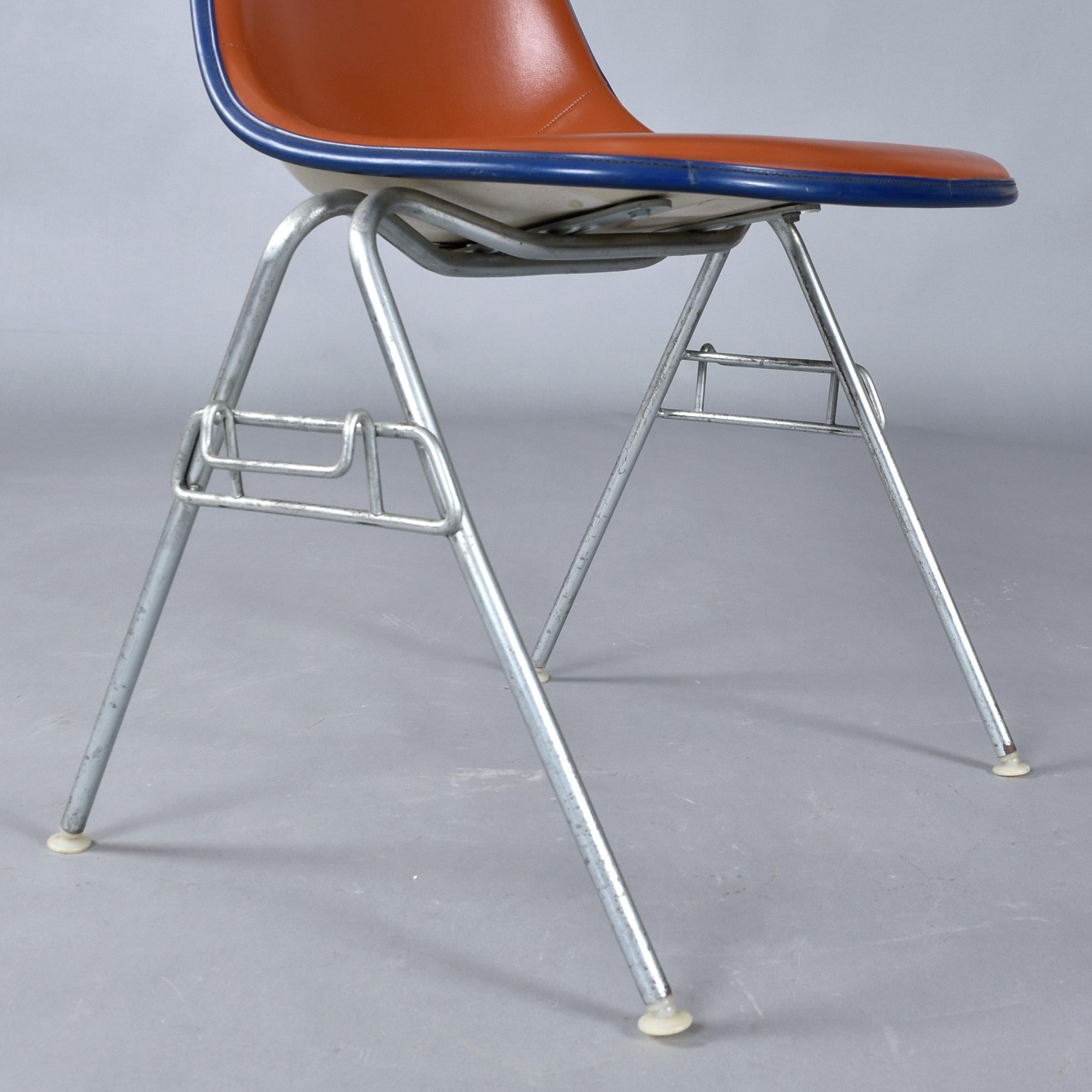 Set di 6 sedie Eames impilabili Eastern Air Lines a conchiglia in Naugahyde rosso-arancio in vendita 4