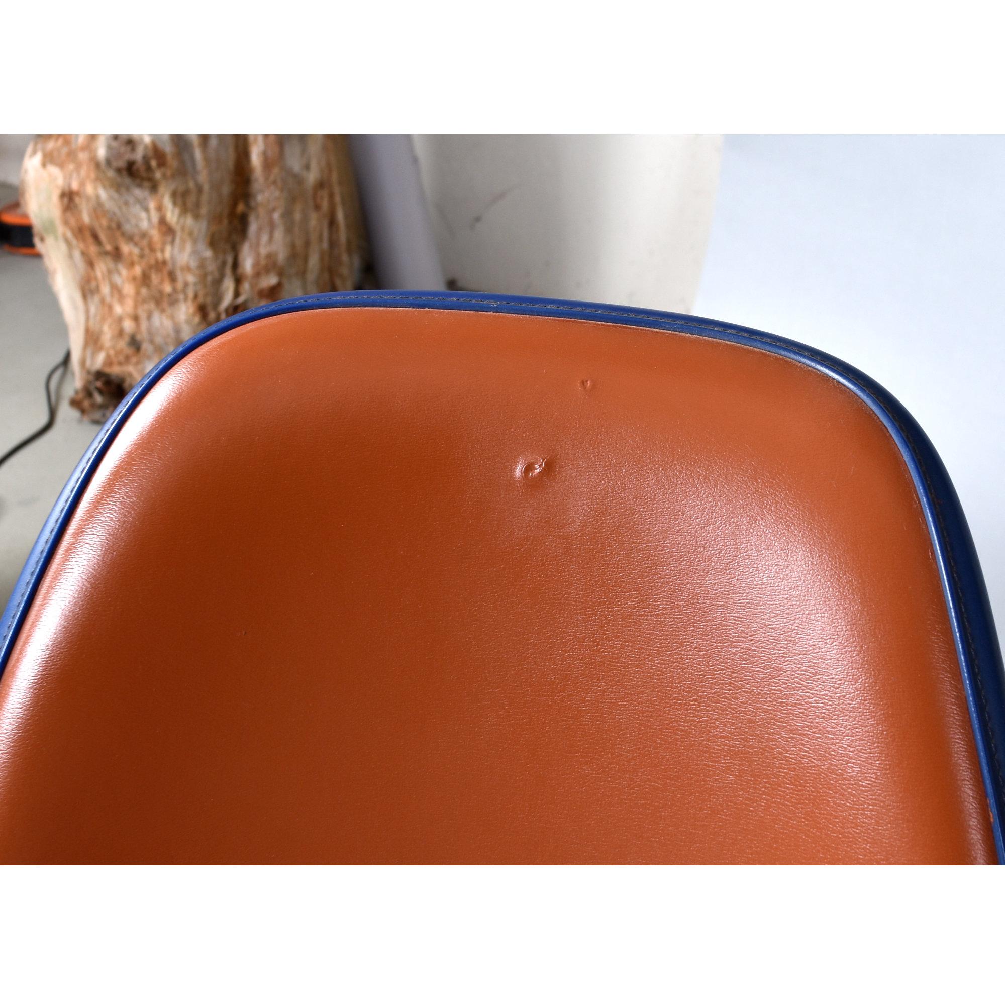 Set di 6 sedie Eames impilabili Eastern Air Lines a conchiglia in Naugahyde rosso-arancio in vendita 5