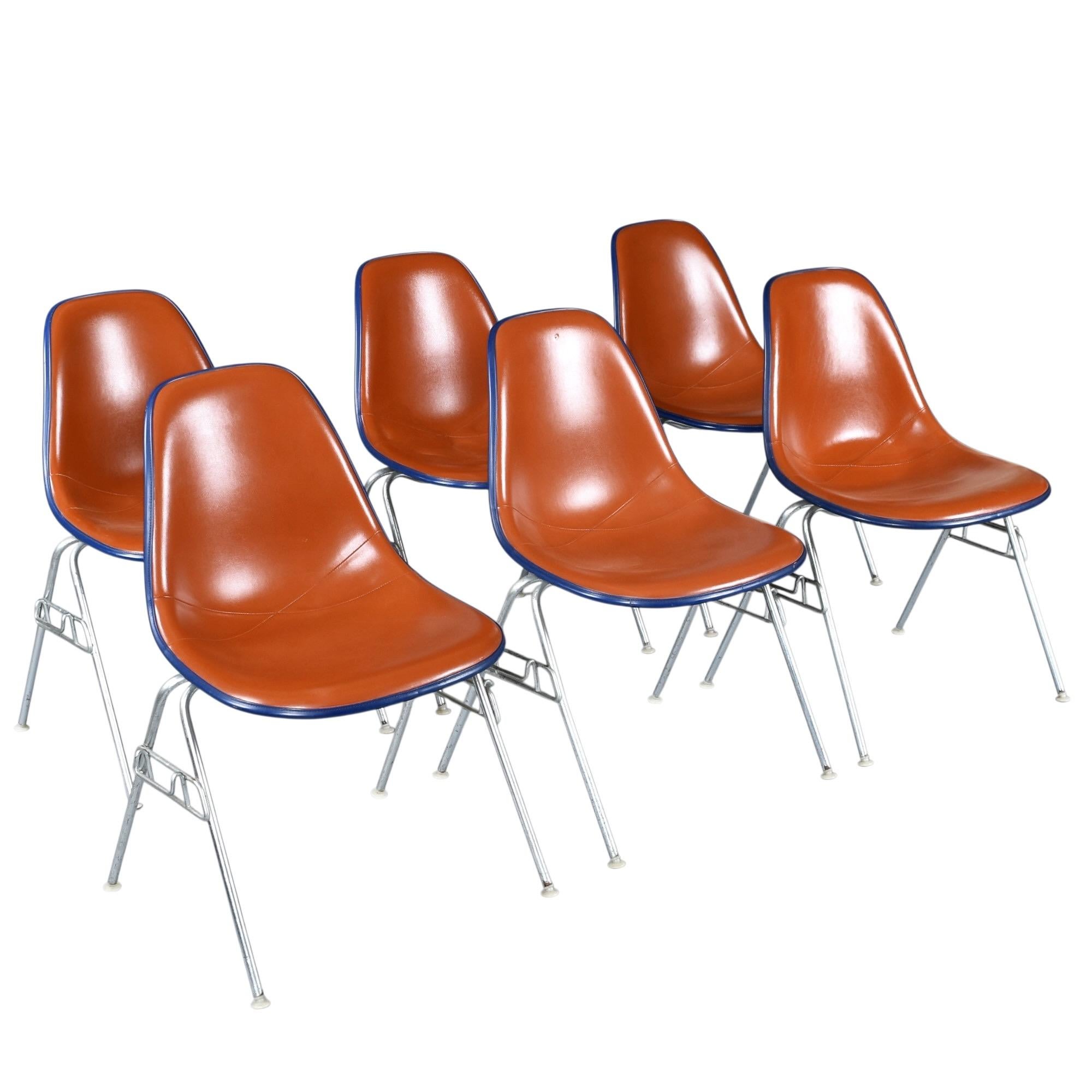Mid-Century moderno Set di 6 sedie Eames impilabili Eastern Air Lines a conchiglia in Naugahyde rosso-arancio in vendita