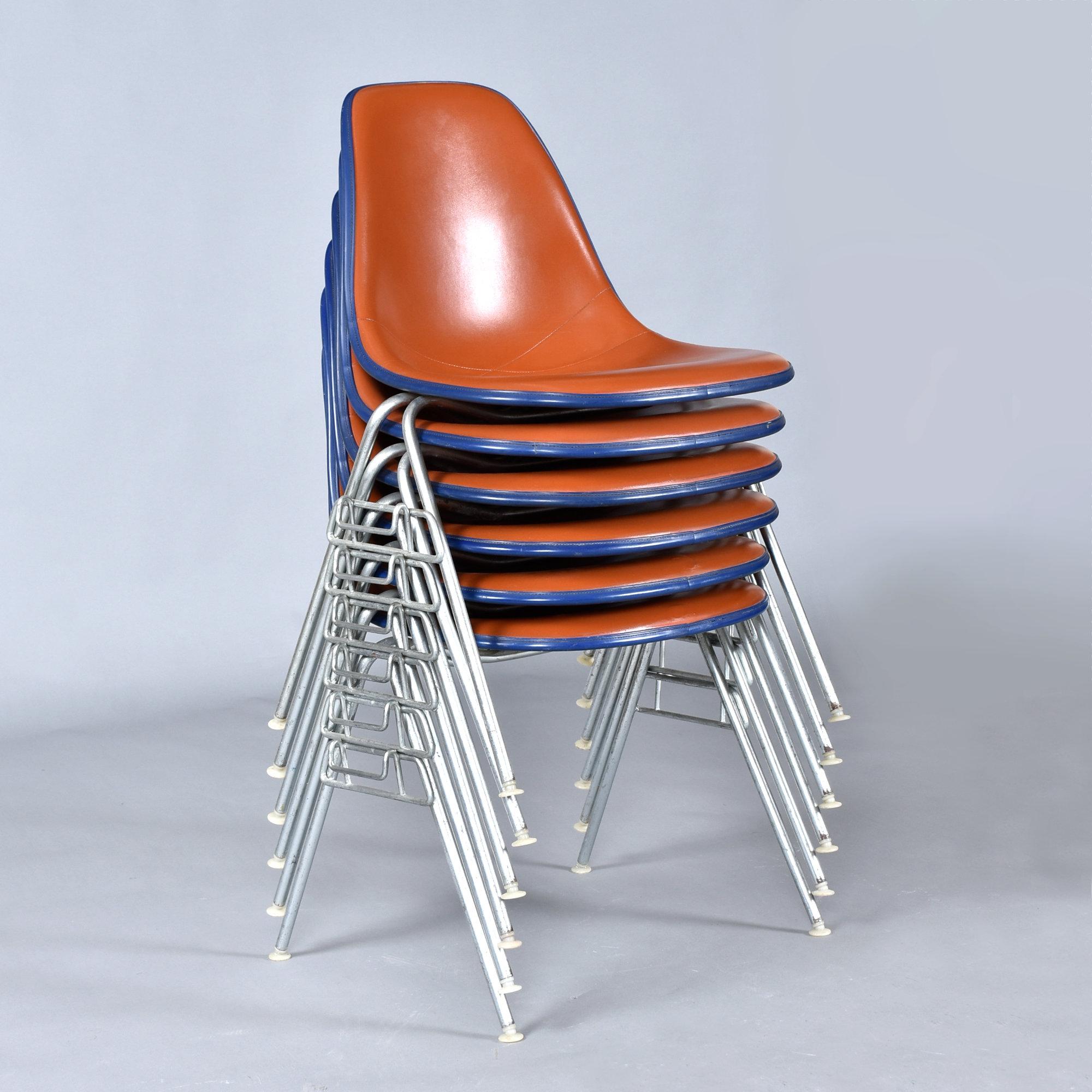 Americano Set di 6 sedie Eames impilabili Eastern Air Lines a conchiglia in Naugahyde rosso-arancio in vendita