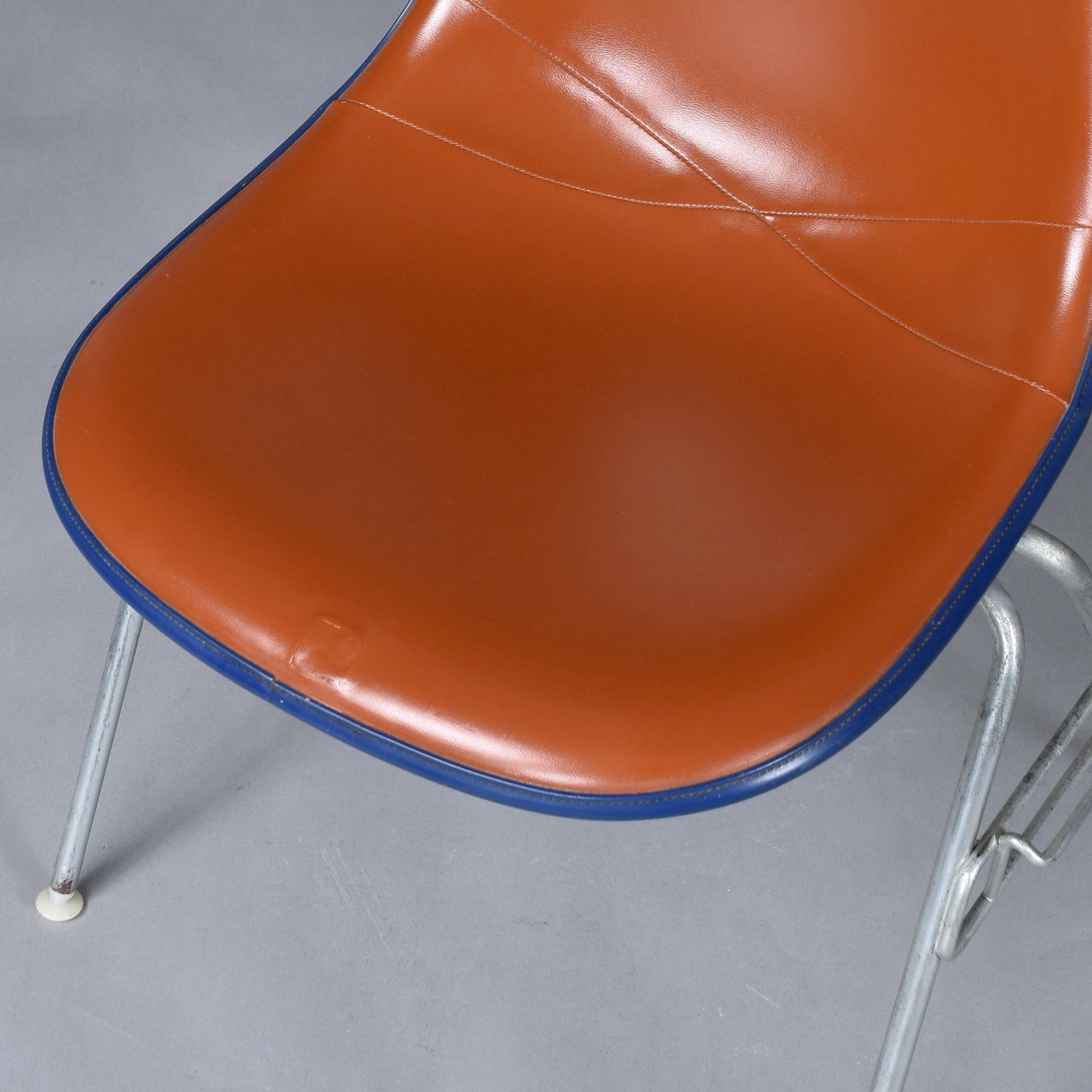Metà XX secolo Set di 6 sedie Eames impilabili Eastern Air Lines a conchiglia in Naugahyde rosso-arancio in vendita