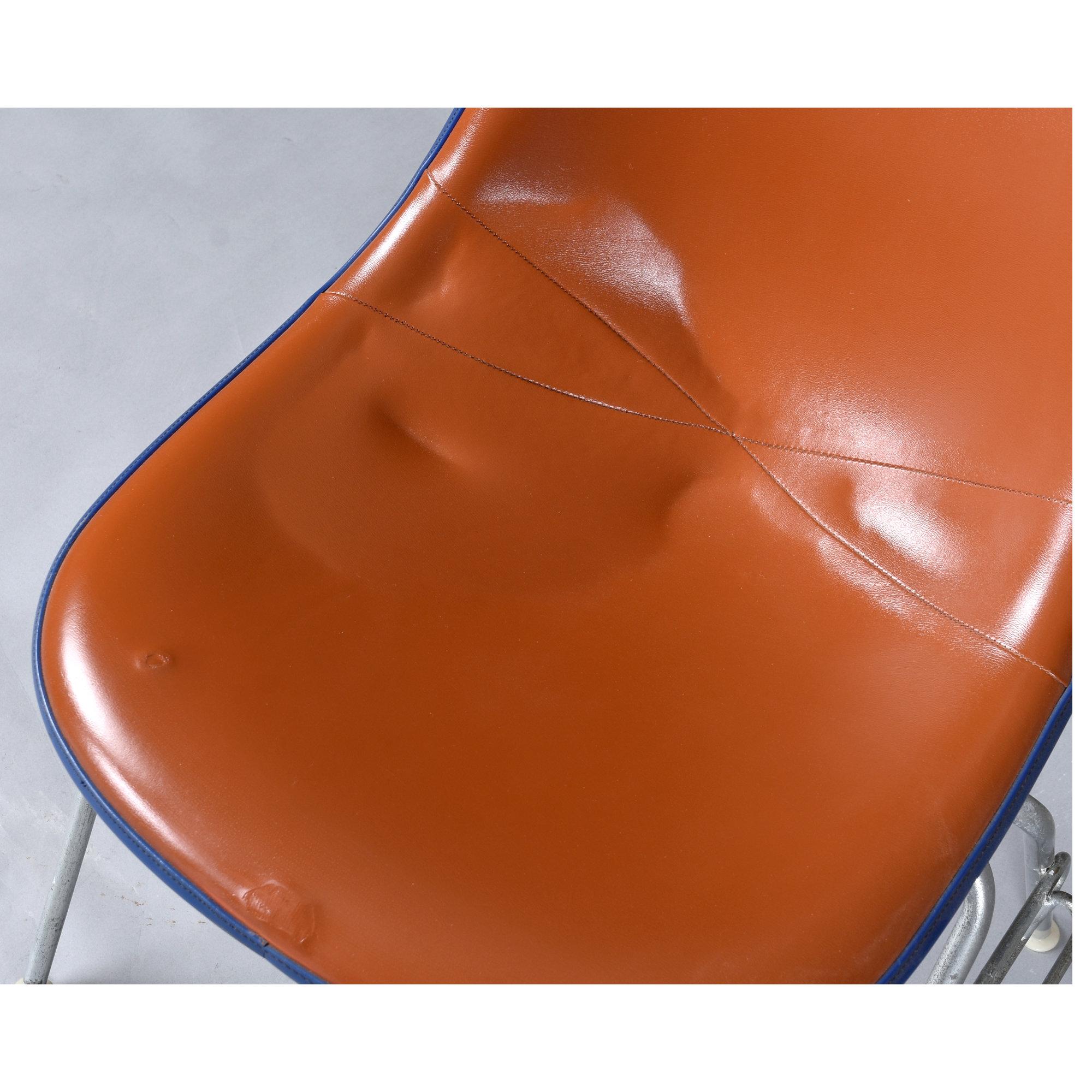 Metallo Set di 6 sedie Eames impilabili Eastern Air Lines a conchiglia in Naugahyde rosso-arancio in vendita