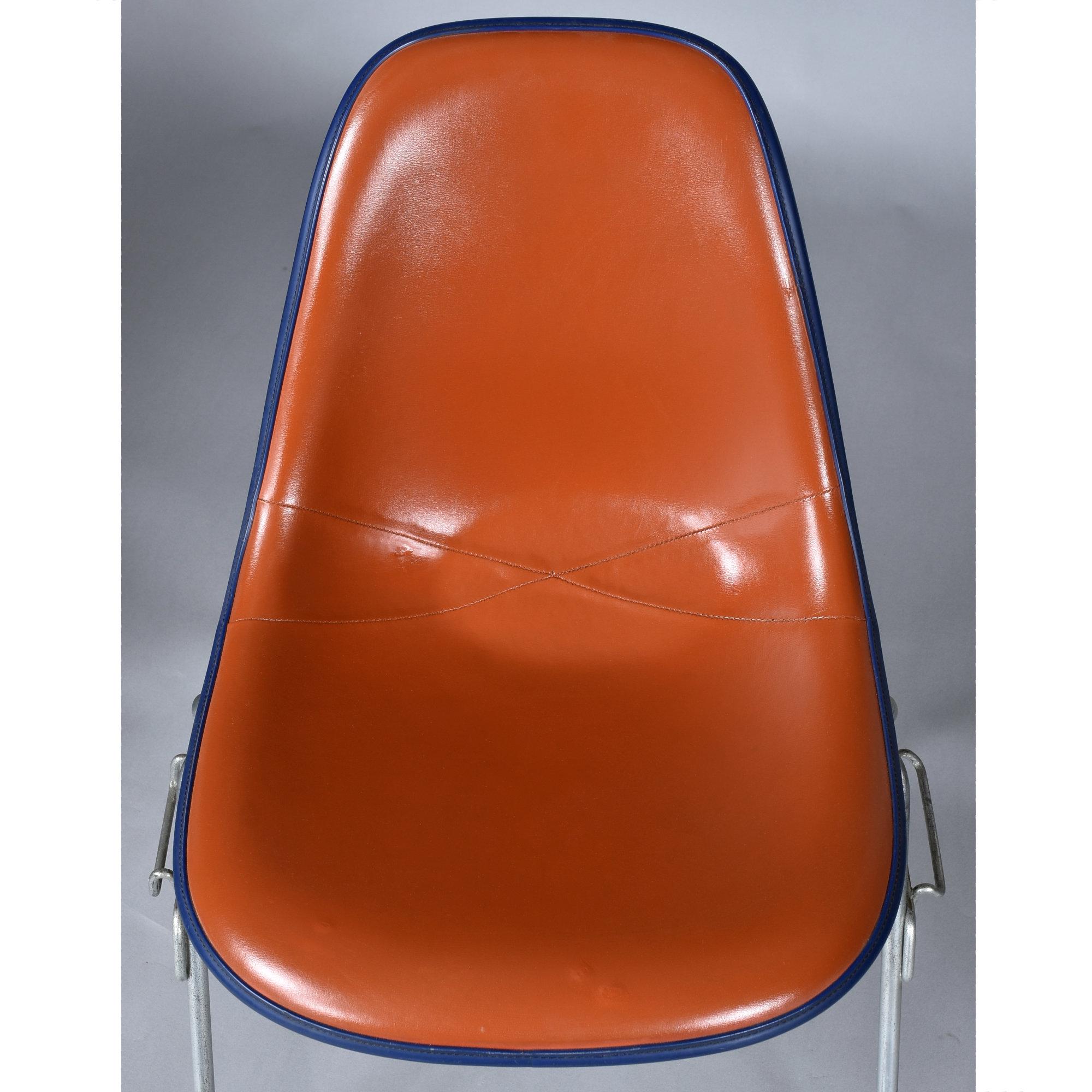 Set di 6 sedie Eames impilabili Eastern Air Lines a conchiglia in Naugahyde rosso-arancio in vendita 1