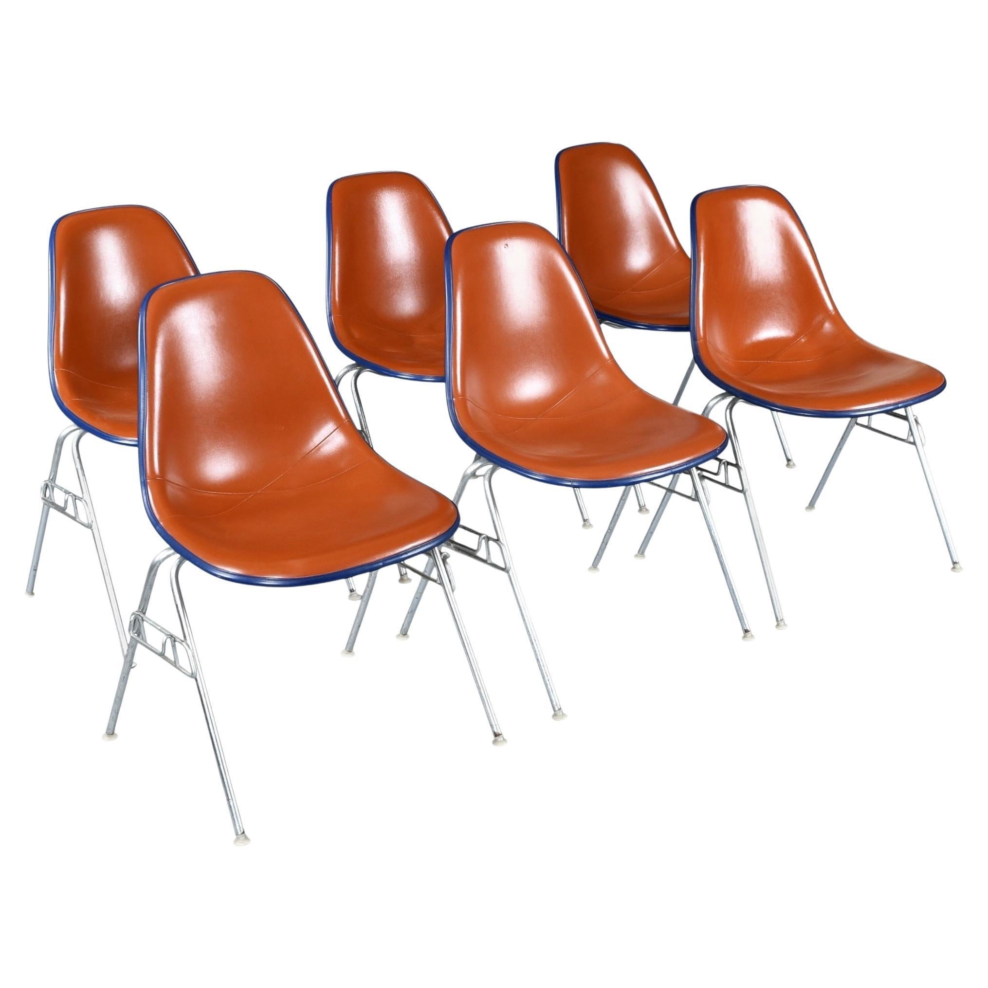 Satz von 6 Eames Stackable Eastern Air Lines Red Orange Naugahyde Shell Chairs