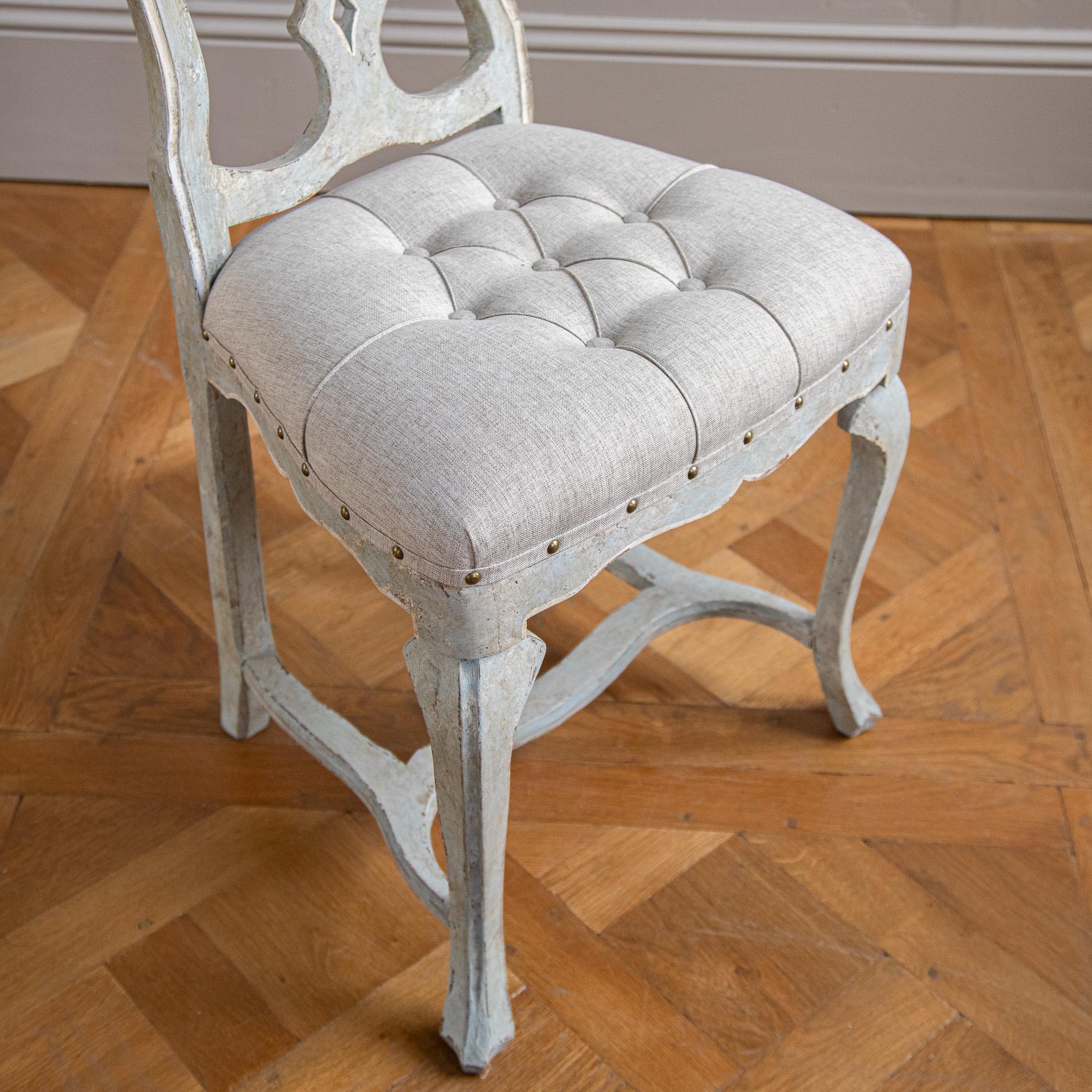 Ensemble de 6 chaises de salle à manger italiennes du début du C.I.C. à patine peinte gris-bleu pâle en vente 4