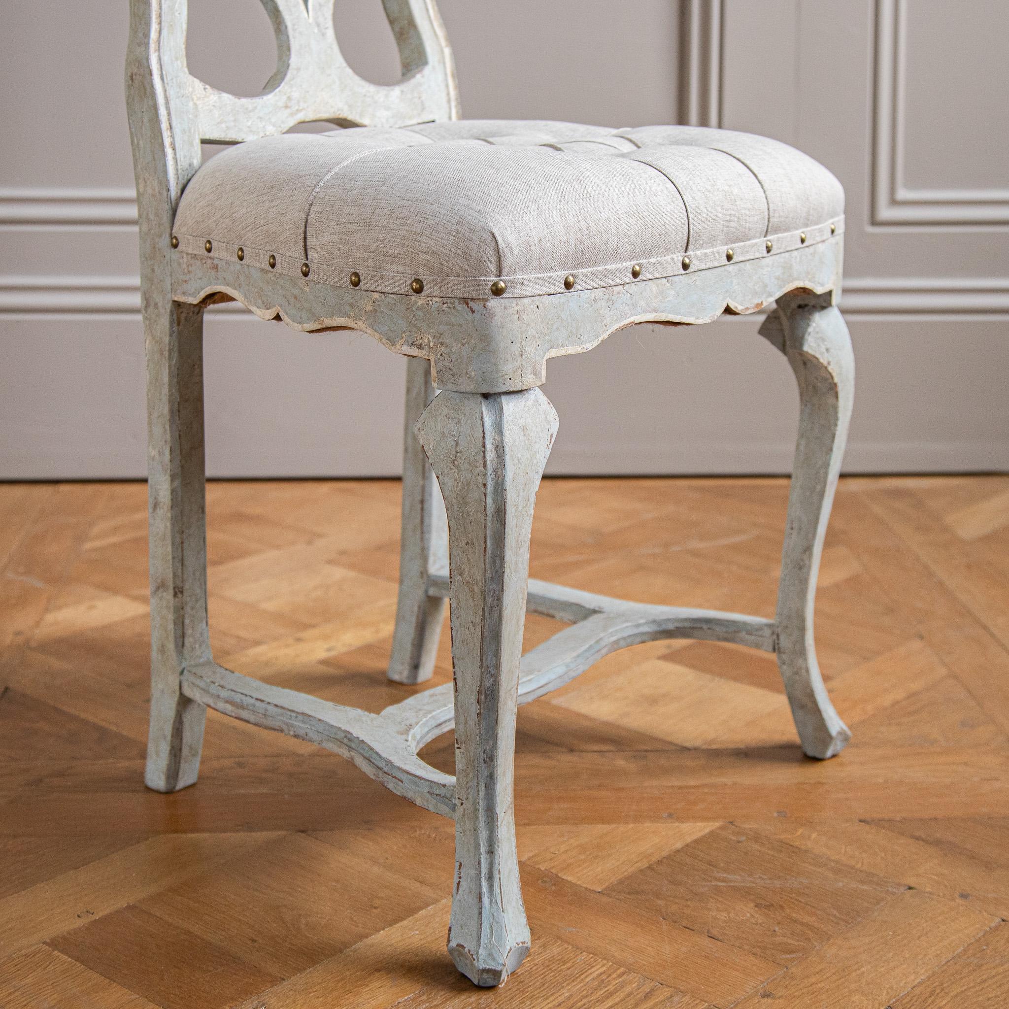 Ensemble de 6 chaises de salle à manger italiennes du début du C.I.C. à patine peinte gris-bleu pâle en vente 5