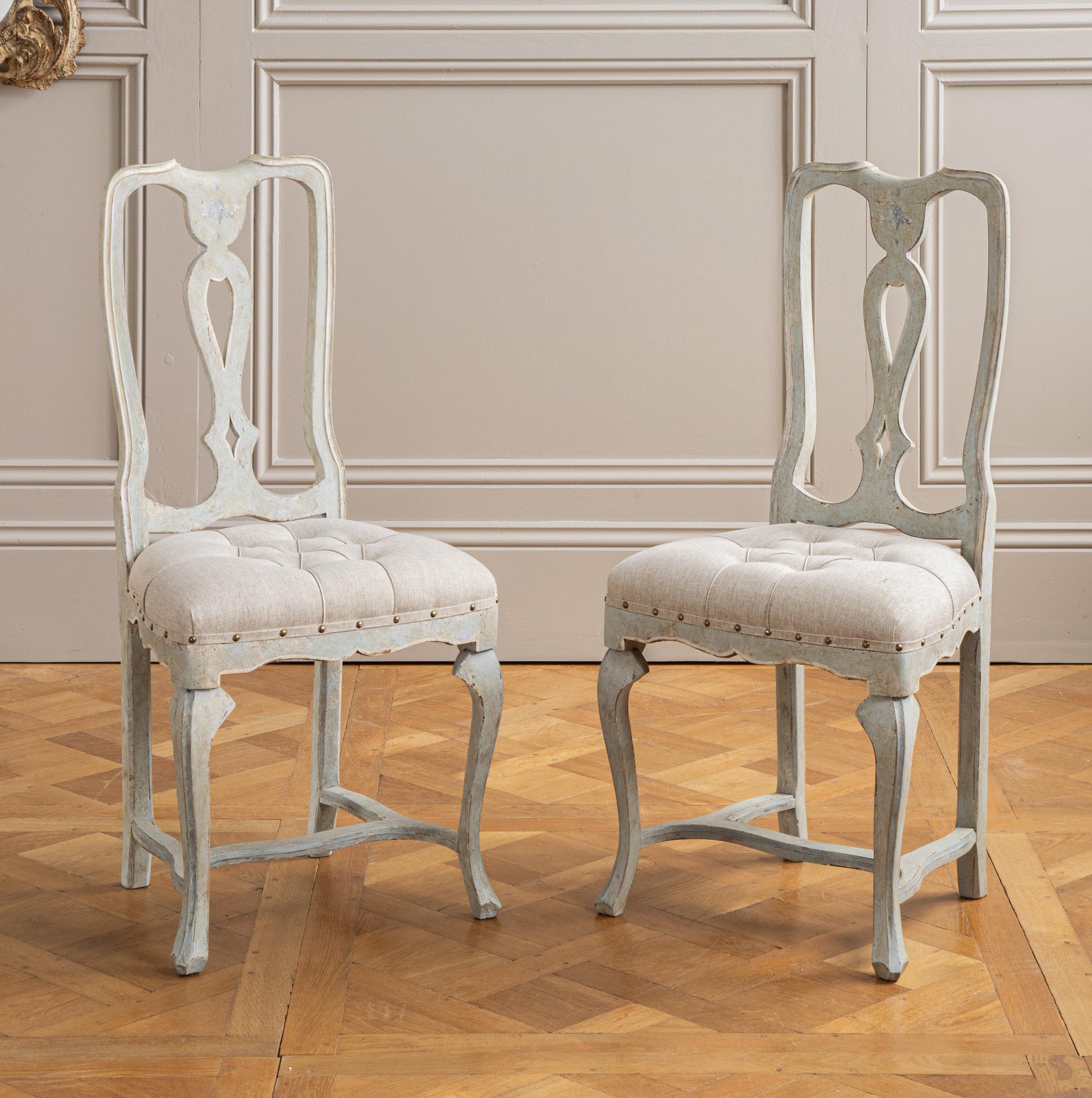 20ième siècle Ensemble de 6 chaises de salle à manger italiennes du début du C.I.C. à patine peinte gris-bleu pâle en vente