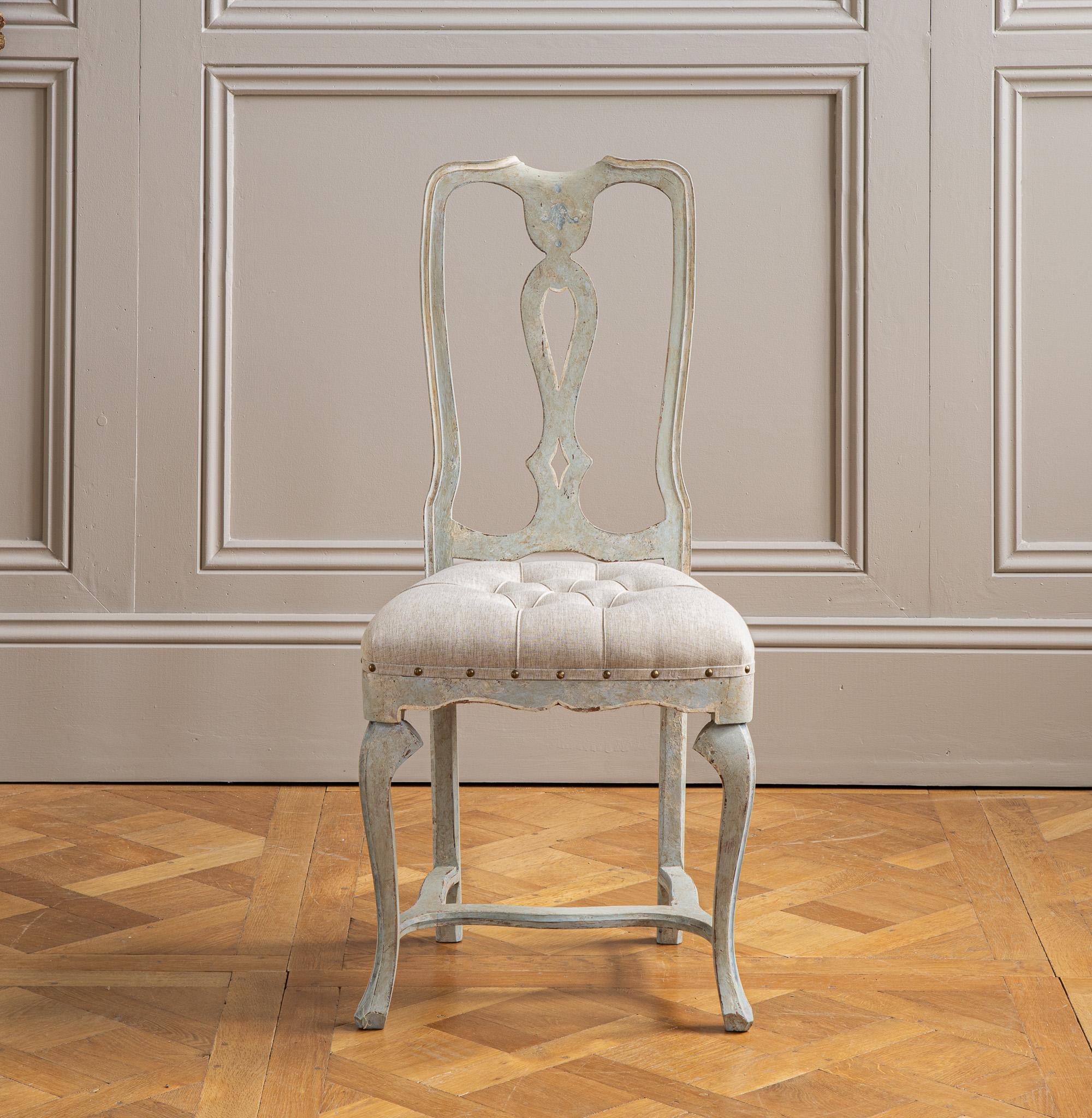 Bois de feuillus Ensemble de 6 chaises de salle à manger italiennes du début du C.I.C. à patine peinte gris-bleu pâle en vente