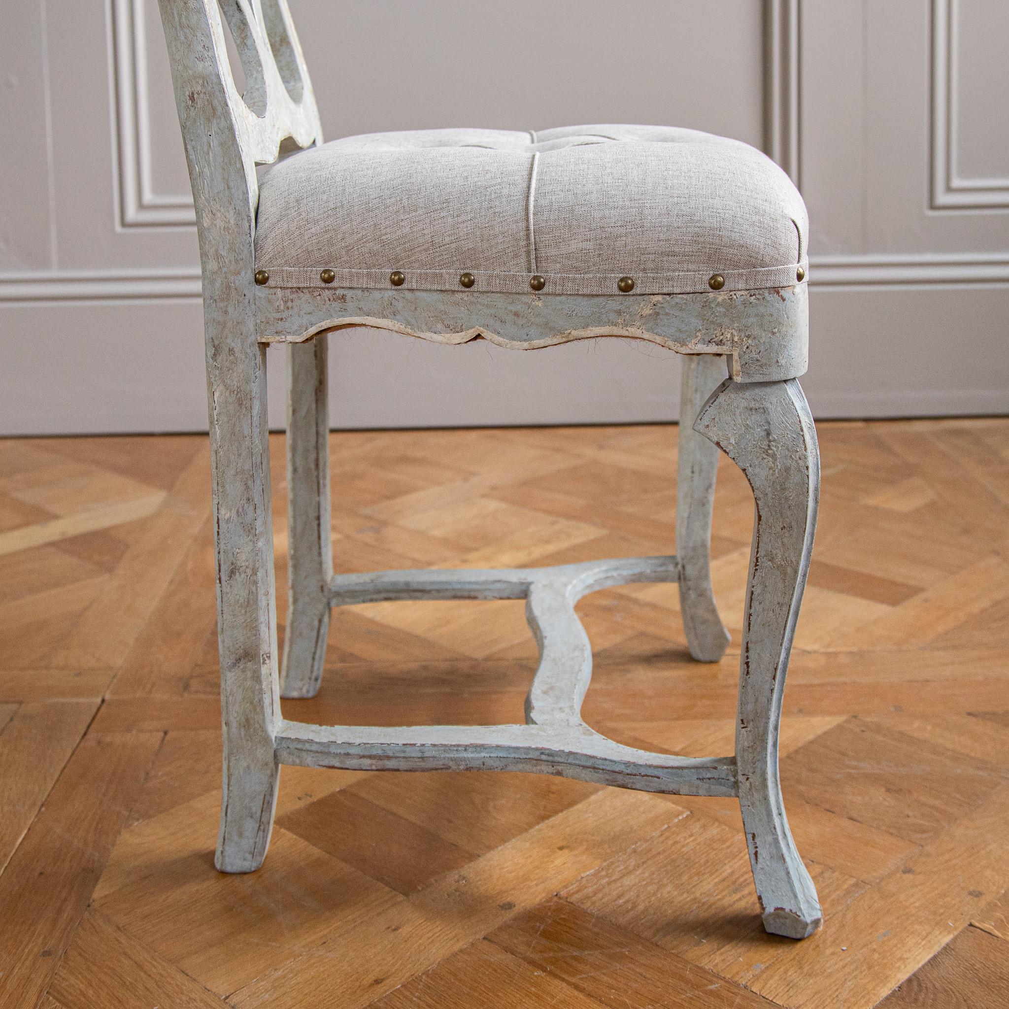 Ensemble de 6 chaises de salle à manger italiennes du début du C.I.C. à patine peinte gris-bleu pâle en vente 3