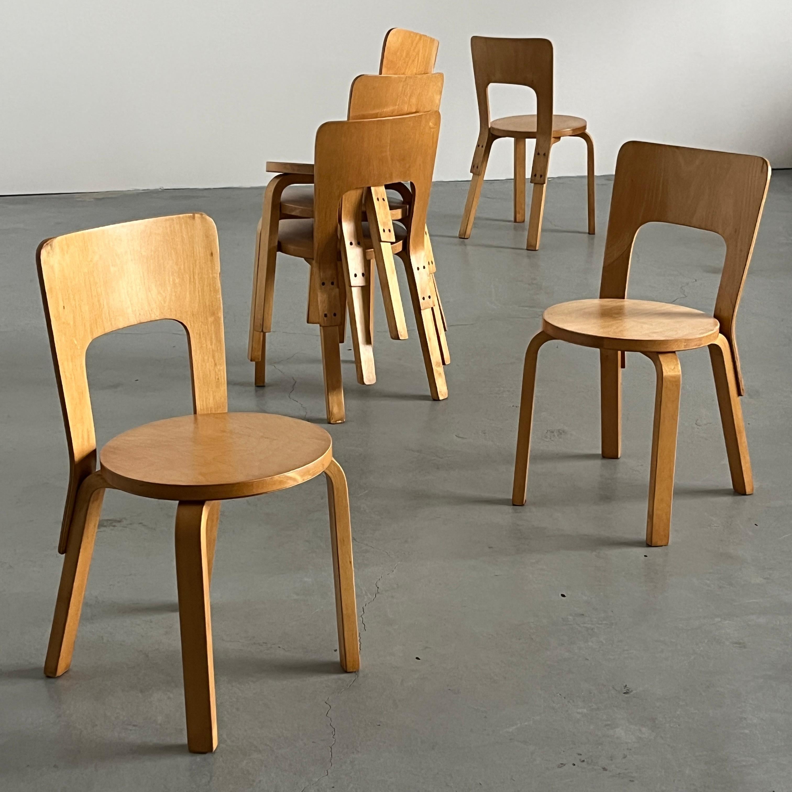 Chaises de salle à manger originales, modèle 66, conçues par Alvar Aalto pour Artek, Finlande, en 1935.
Fabriquée en bouleau massif et en contreplaqué de bouleau moulé, la chaise illustre la technique pionnière du bois courbé d'Aalto - une marque de