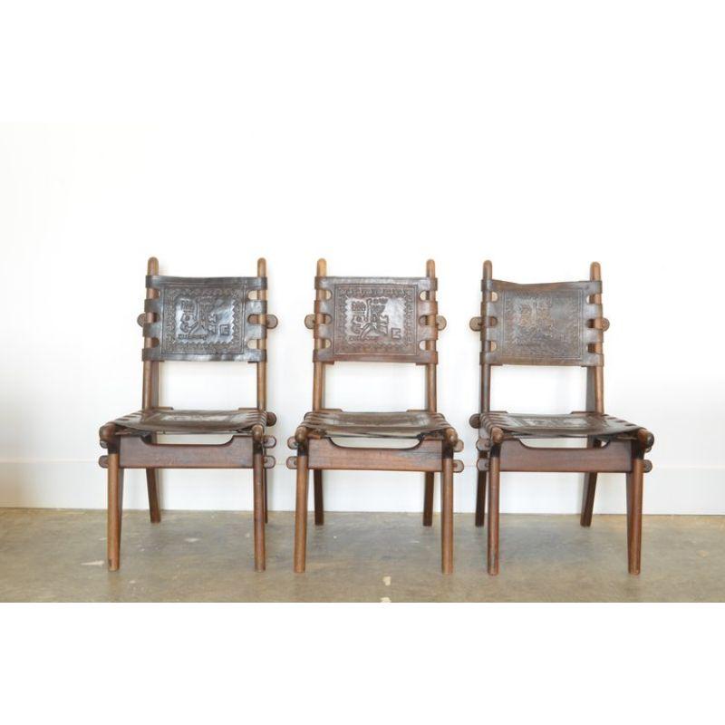 Ensemble de six chaises de salle à manger équatoriennes par Angel Pazmino, années 1960 

MFG : Muebles de Estilo

Matériaux : Cuir travaillé à la main et cadre en bois massif. Cuir gaufré avec motifs incas. Caractère renforcé par la patine et