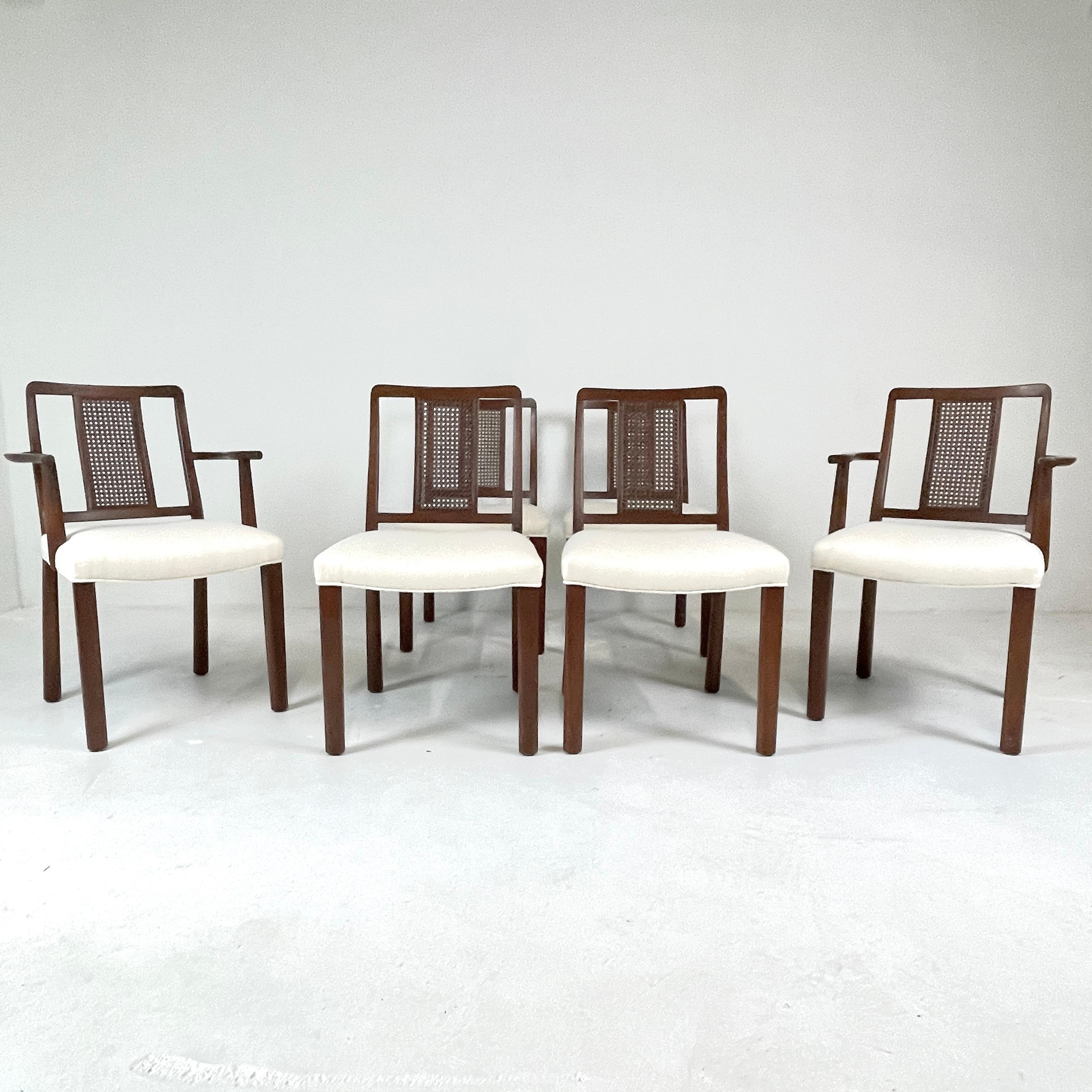 Ensemble de 6 chaises de salle à manger fraîchement rembourrées, modèles 5296 et 5297, conçues par Edward Wormley pour Dunbar Furniture Company.
Superbe design du dossier incurvé avec des pieds arrière sculptés qui sont tout simplement