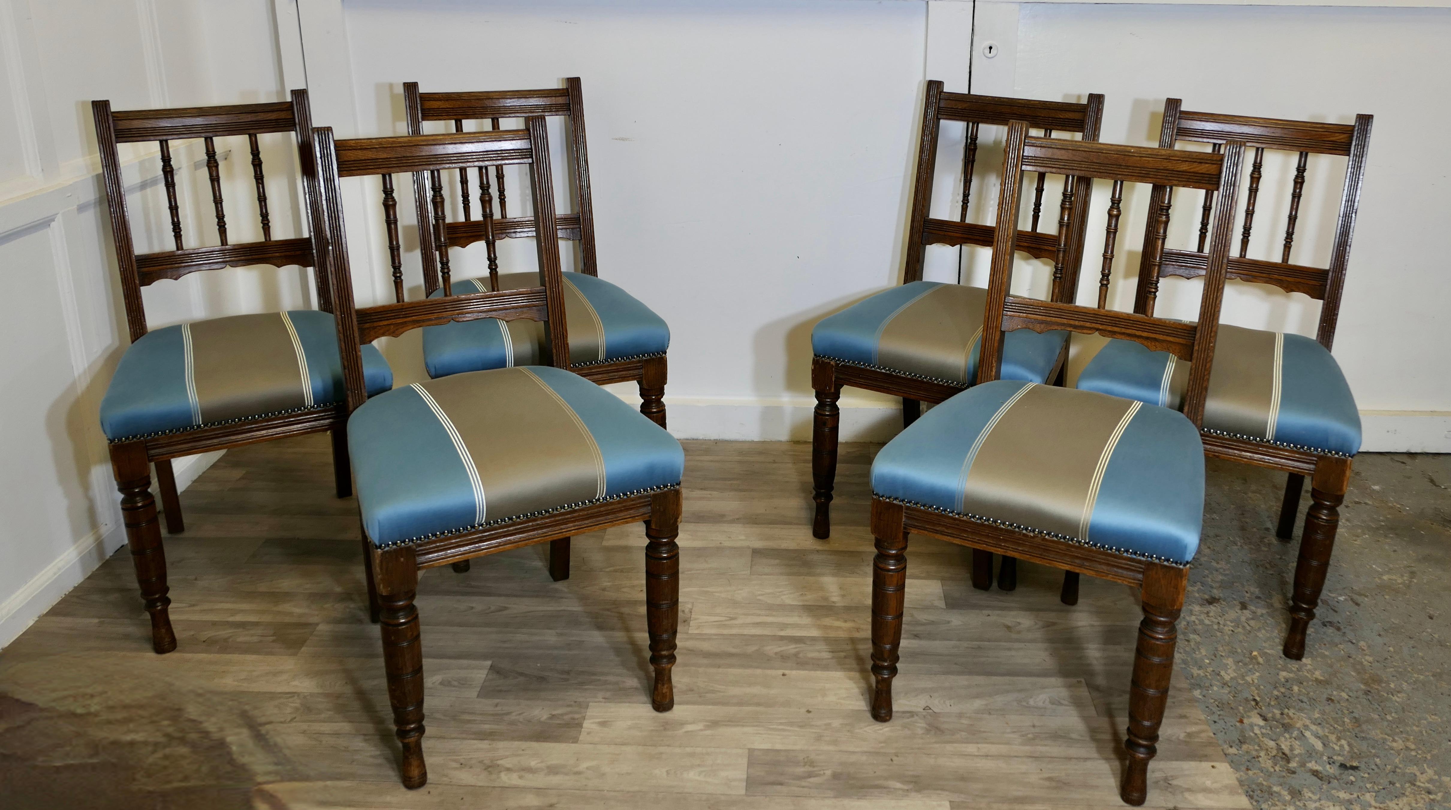 Set di 6 sedie da pranzo Edwardian Oak 

Questo è un bellissimo set di sedie Oak. 
Le robuste cornici in Oak hanno gambe tornite e gli schienali sono dotati di colonne tornite.
I sedili sono stati rivestiti professionalmente in seta con un'ampia