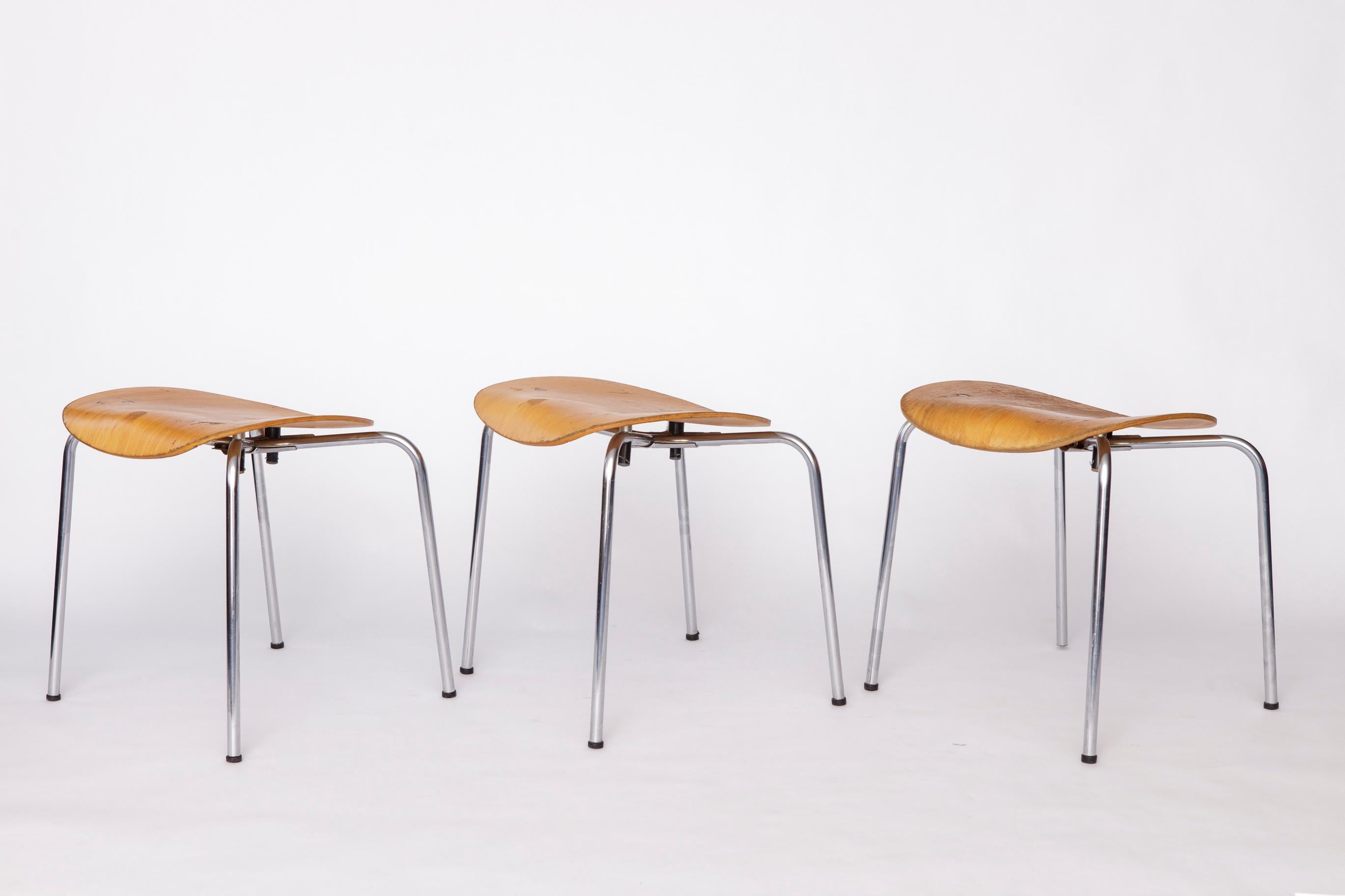Polished Set of 6 Egon Eiermann SE68 Stools – 1950s Mid Century Modern, Beech Plywood For Sale