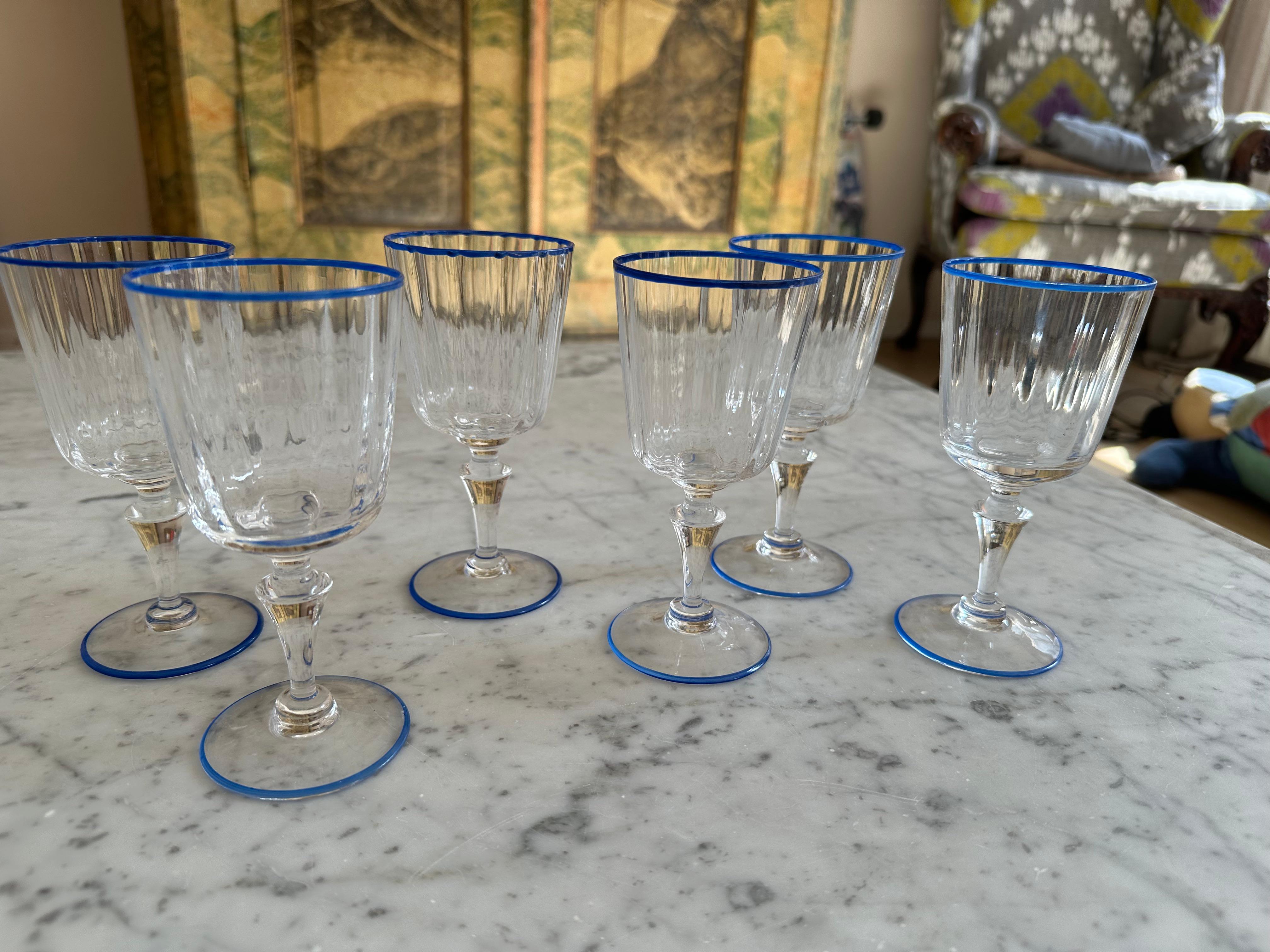 Cet ensemble exquis de six verres à vin anciens provient de Murano, l'île verrière renommée située près de Venise, et date de la fin du XIXe siècle. Chaque verre est soufflé à la bouche et présente le savoir-faire exceptionnel qui a rendu le verre