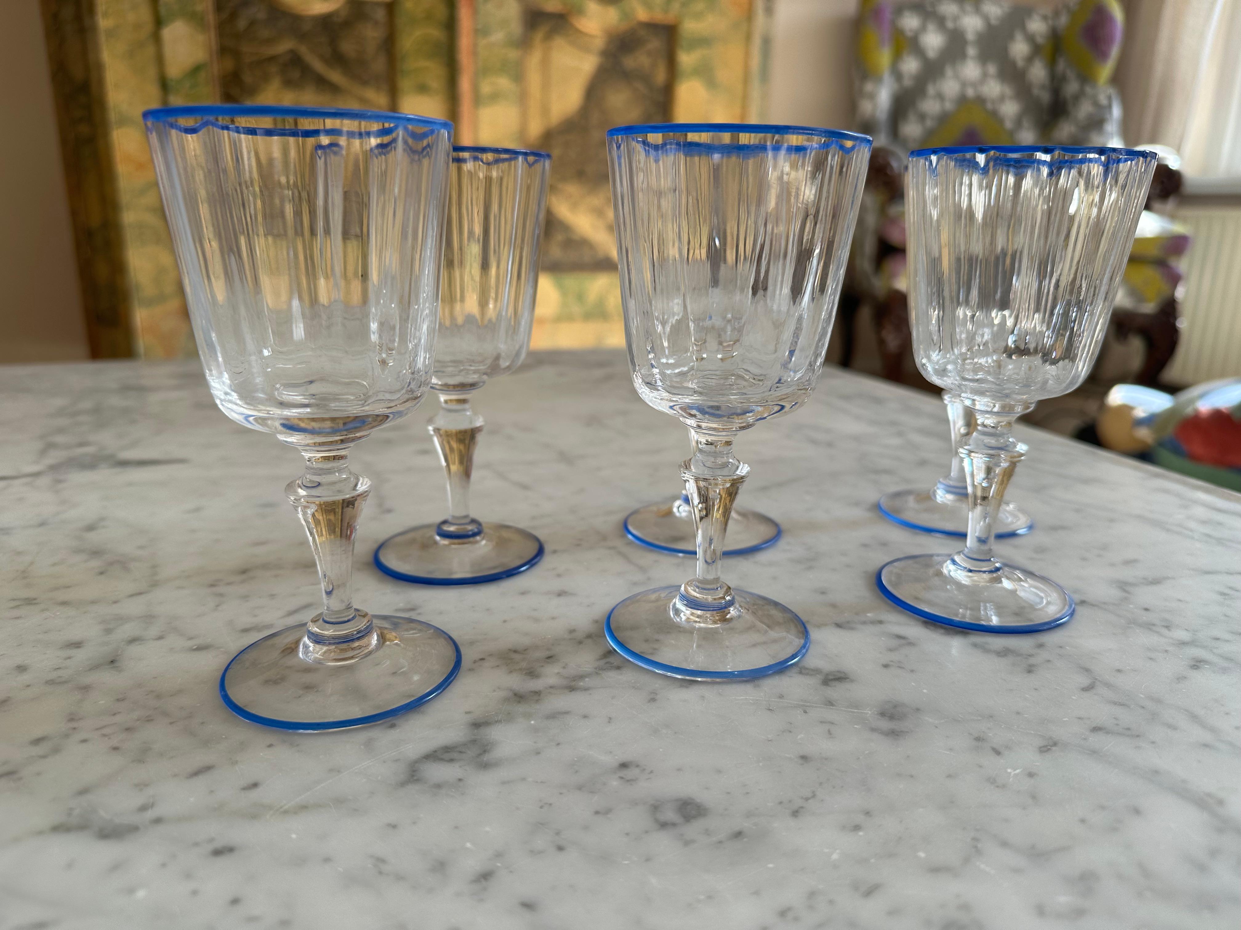 Verre Ensemble de 6 élégants verres à vin de Murano avec bord bleu, fin du 19ème siècle en vente