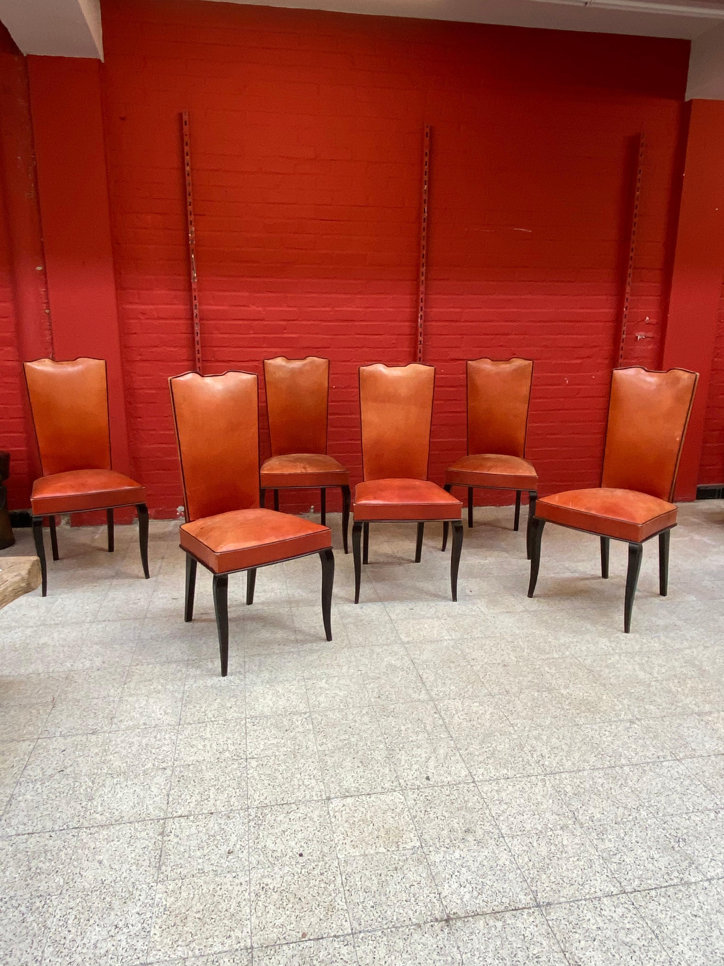 Set of 6 elegants French Art Deco chairs
blackened wood, red leather, back of the backrest in walnut veneer.
The leather is not torn, not perforated, but there are differences in patina, and some stains.
The seat is firm.
   
 