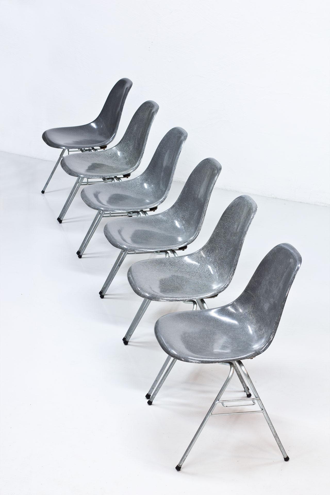 Set of six “DSS” (Dining height, side chair,
on stacking base) chairs designed by Charles
and Ray Eames. Manufactured by Hille under
licence from Herman Miller, circa 1960.
Elephant grey fiberglass shells on original
zinc tubular steel base.