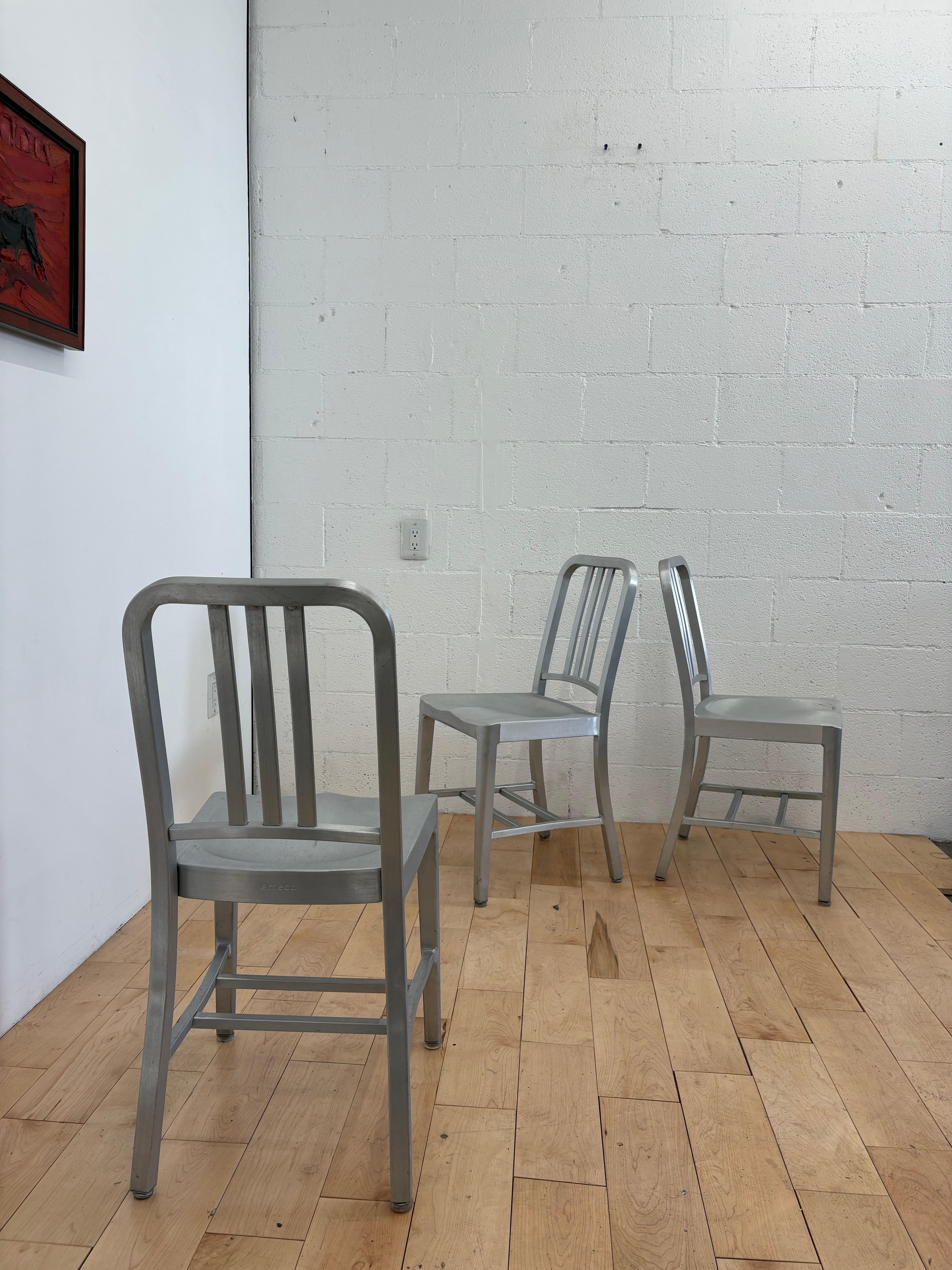 Alluminio Set di 6 sedie Emeco 1006 Navy - Finitura alluminio spazzolato in vendita