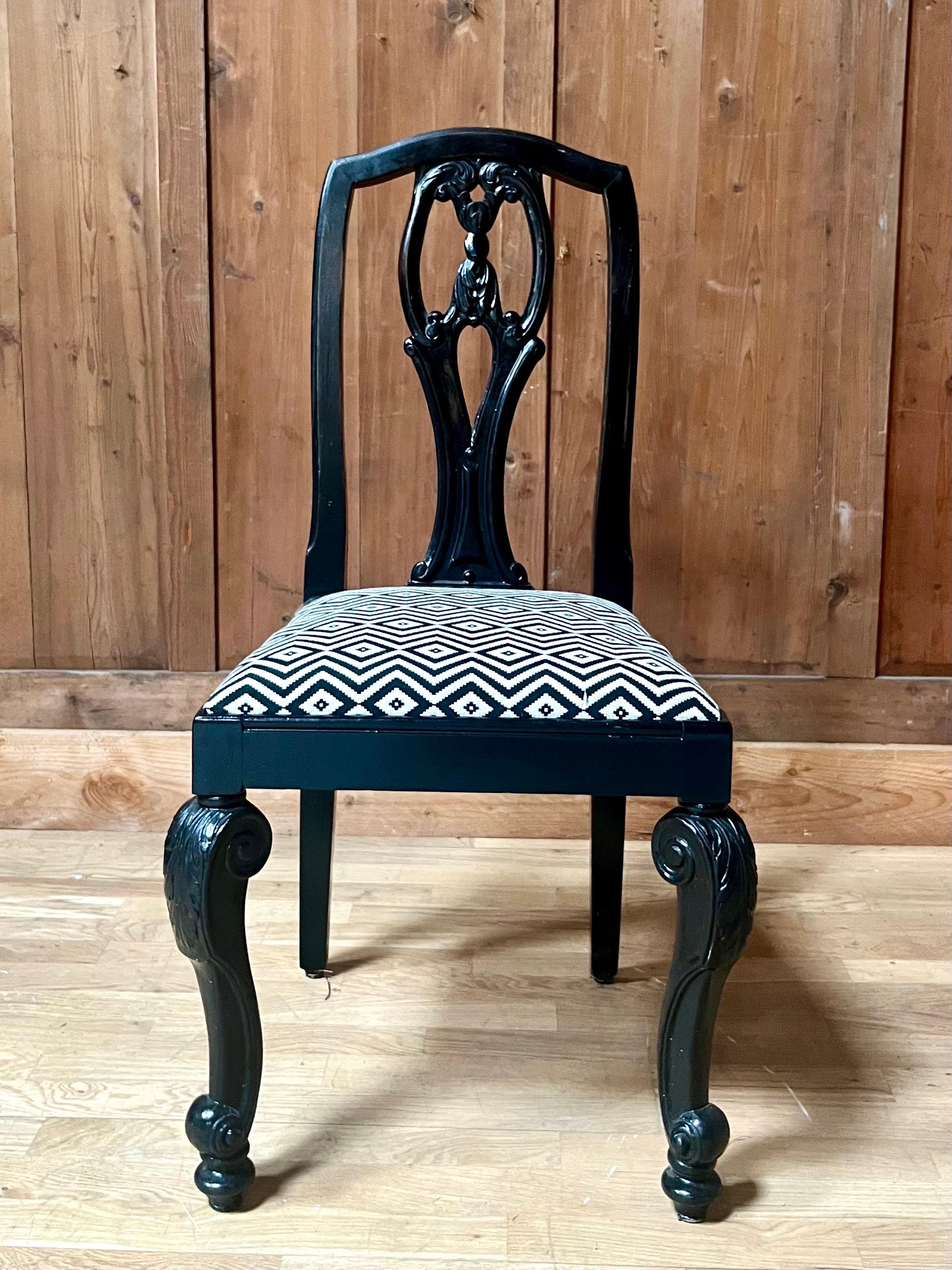 Magnificent set of 6 English Chippendale chairs in black lacquered wood. The seats are upholstered in a modern fabric with geometric shapes. The whole thing is very decorative.
These chairs are wonderful 19th century English work in the perfect