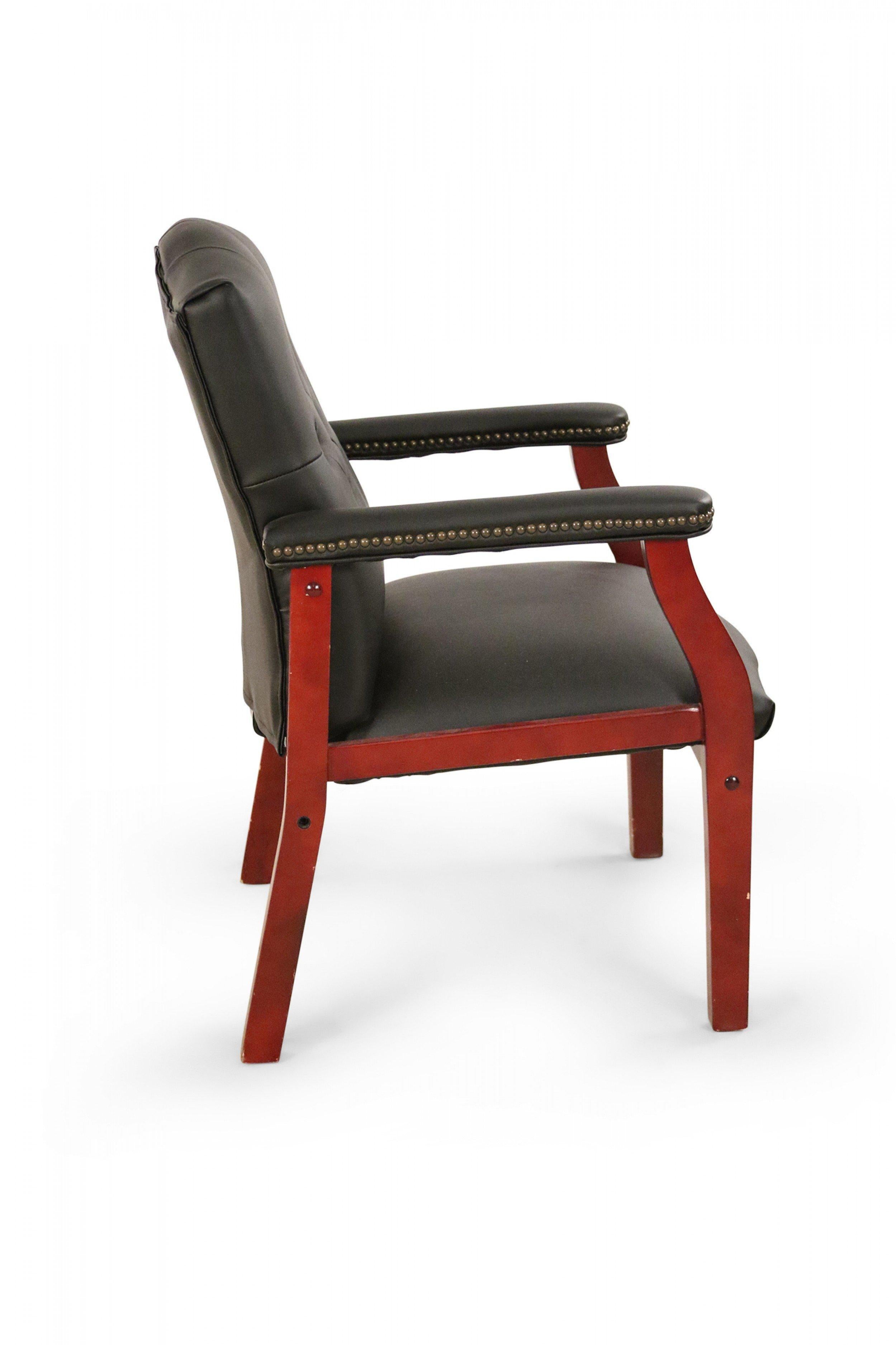 XX secolo Set di 6 sedie da conferenza/poltrone in finta pelle nera in stile georgiano in vendita