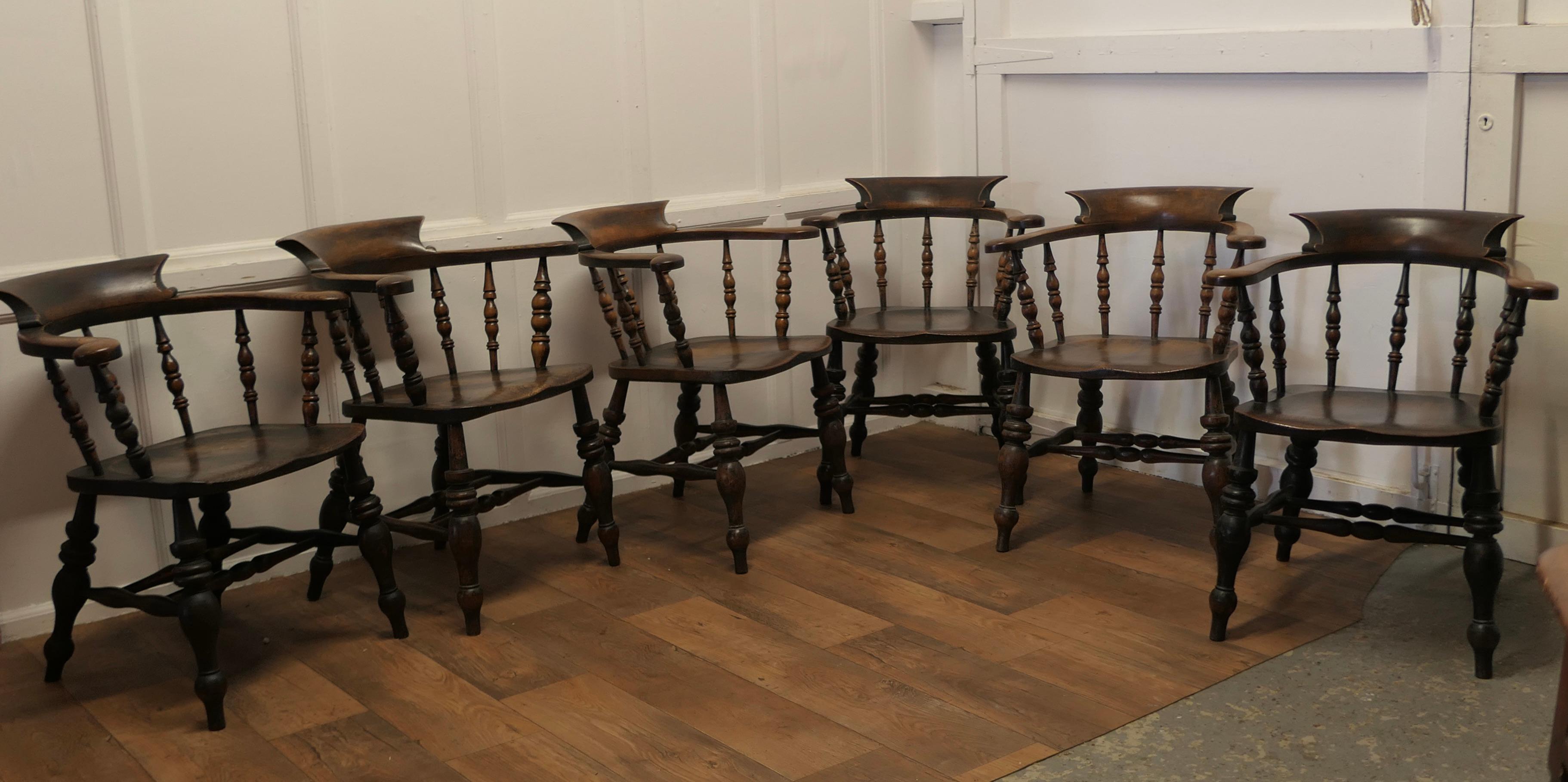Ensemble de 6 chaises Windsor Carver anglaises en chêne et orme

Ce style est connu sous plusieurs noms : arc de fumeur, chaise Windsor ou chaise de capitaine. 

Très rare ensemble original de 6 chaises Windsor en chêne et orme anglais, toutes en