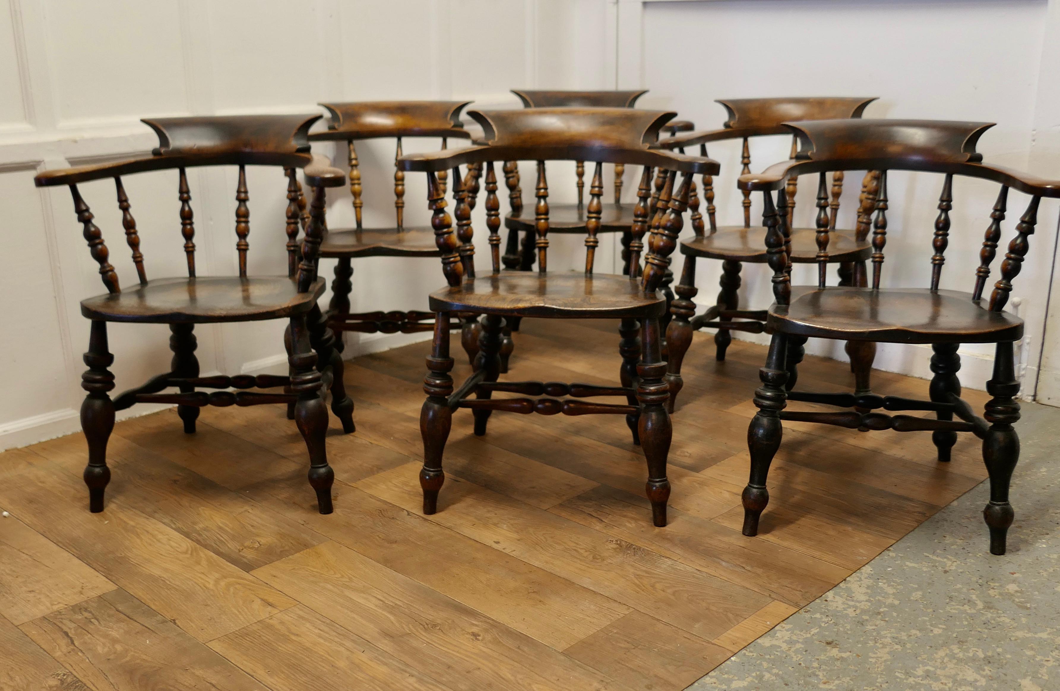 Milieu du XIXe siècle Ensemble de 6 chaises Windsor Carver anglaises en chêne et orme   en vente