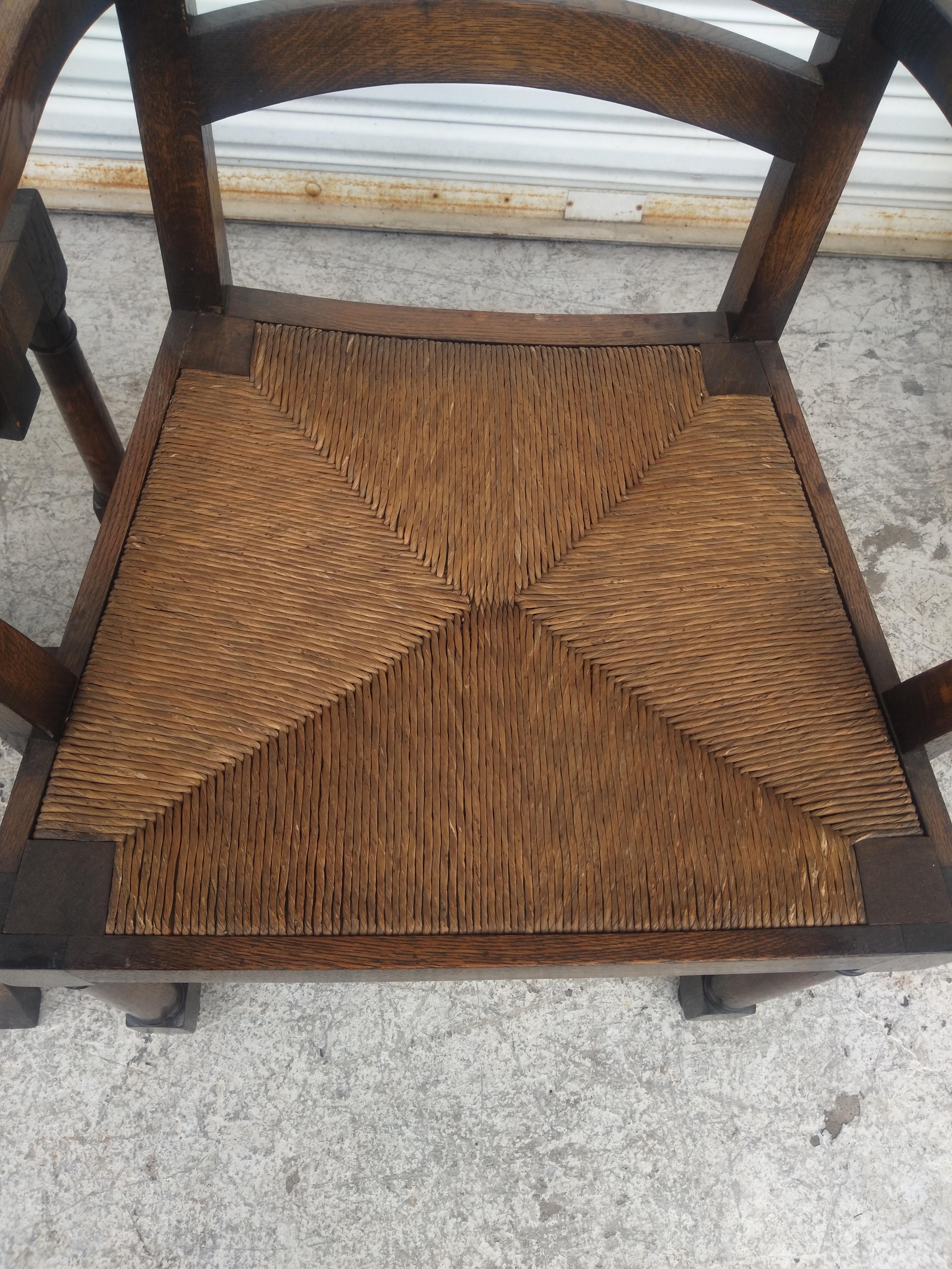 Questo è un meraviglioso set di sedie Ladderback. Realizzate in Oak inglese, queste sedie hanno una bellissima patina. Il sedile con fondo in giunco accentua molto bene la patina. Il set è composto da 2 bracci e 4 lati.

Le dimensioni della poltrona
