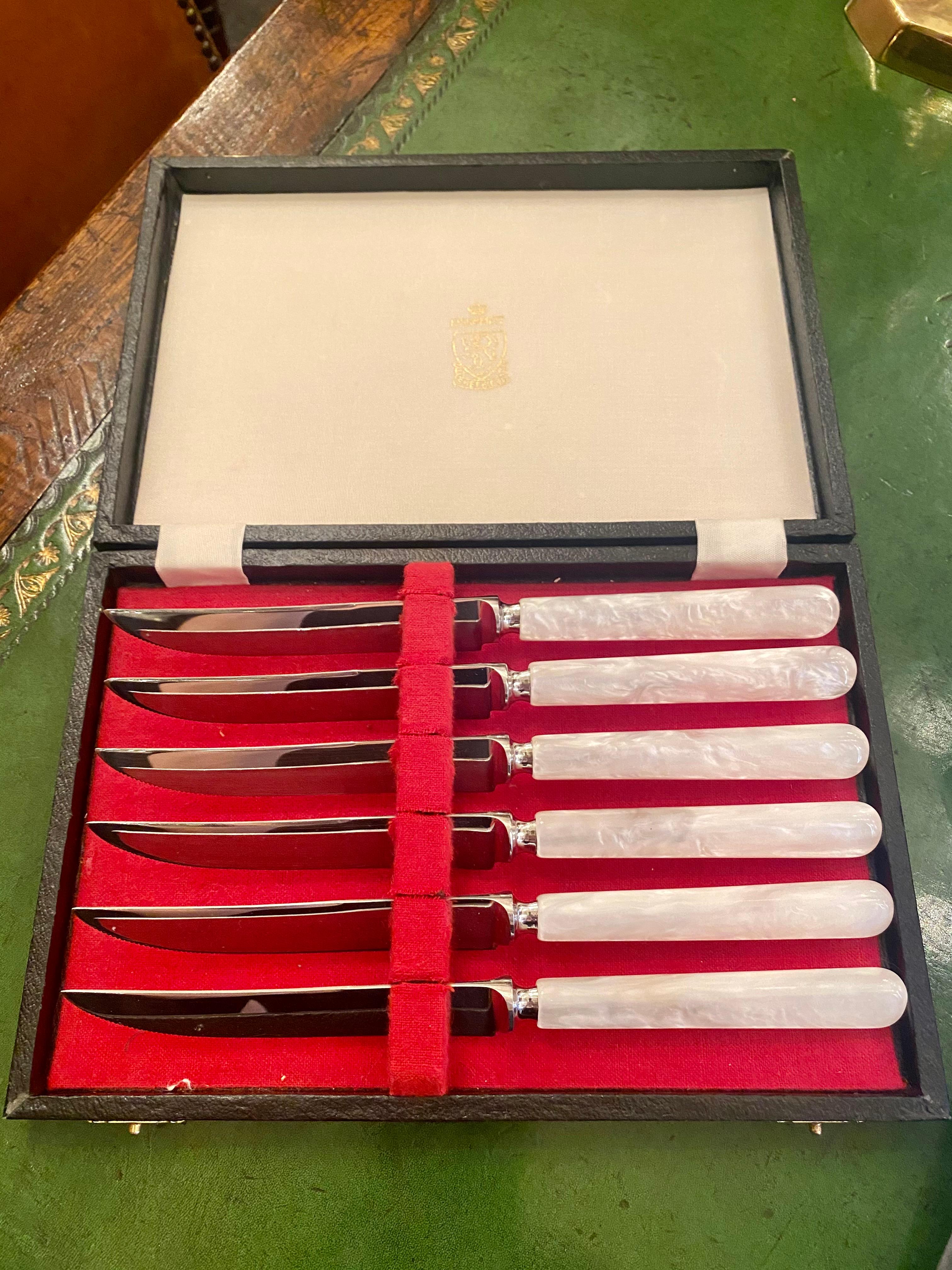 Set of 6 English Stainless Steel & Bakelite Mother of Pearl Steak Knives in Box. In Good Condition In New Orleans, LA