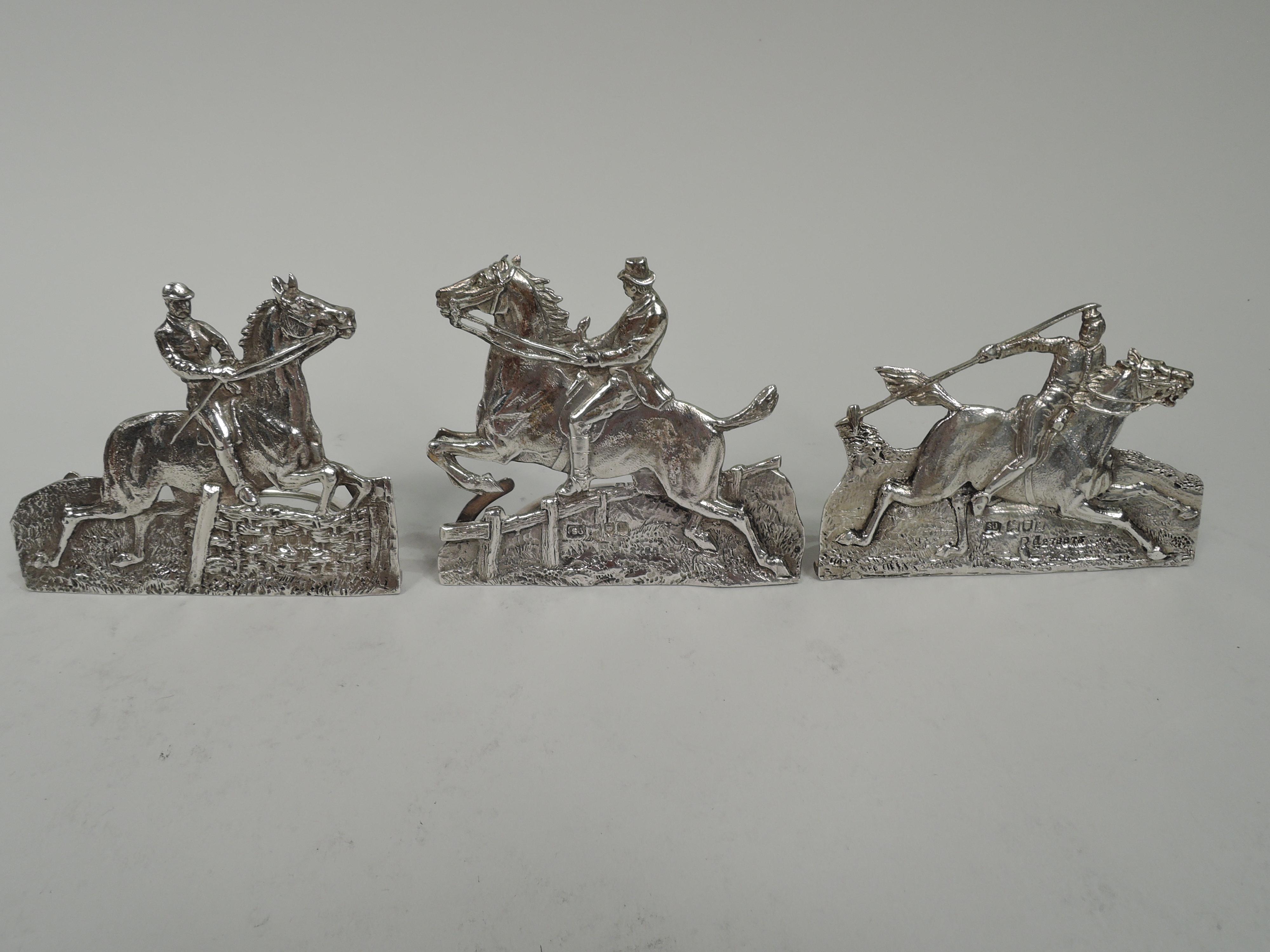 Set di 6 segnaposto equestri vittoriani in argento sterling. Realizzato da Samuel Jacob, London, nel 1896-1902. Ritagliate con chasing, stippling e tooling. Ognuno diverso con fantini, giocatori di polo e cacciatori di siepi. Supporto a c-scroll