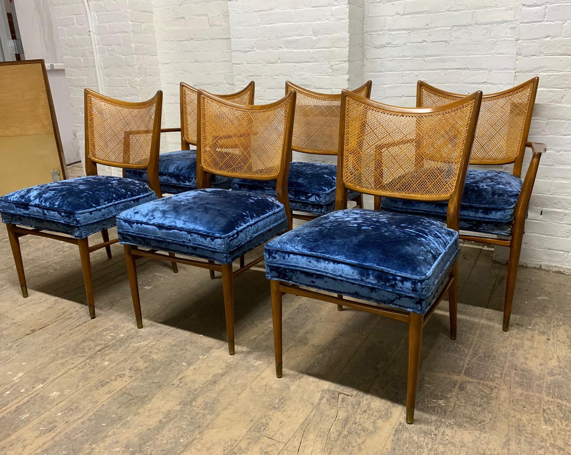 Ensemble de 6 chaises de salle à manger Erno Fabry en noyer et dossier en rotin. Les chaises sont en noyer avec des dossiers cannelés. Les sièges sont en velours bleu. Cet ensemble comprend deux fauteuils sculptés.  Table non incluse. 

Bras : 34H x